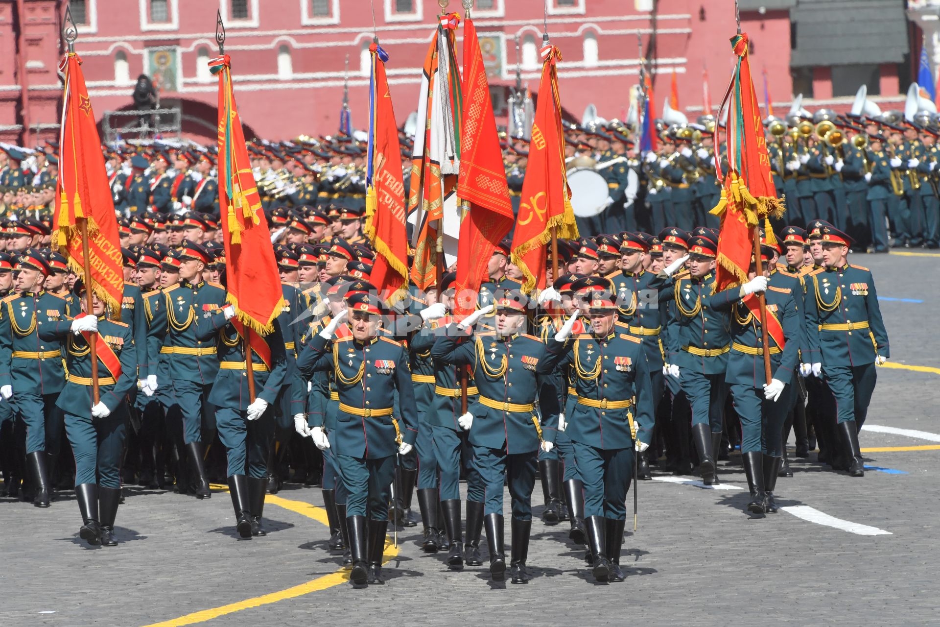 Москва. Знаменная группа на параде, посвященном 78-й годовщине Победы в Великой Отечественной войне.