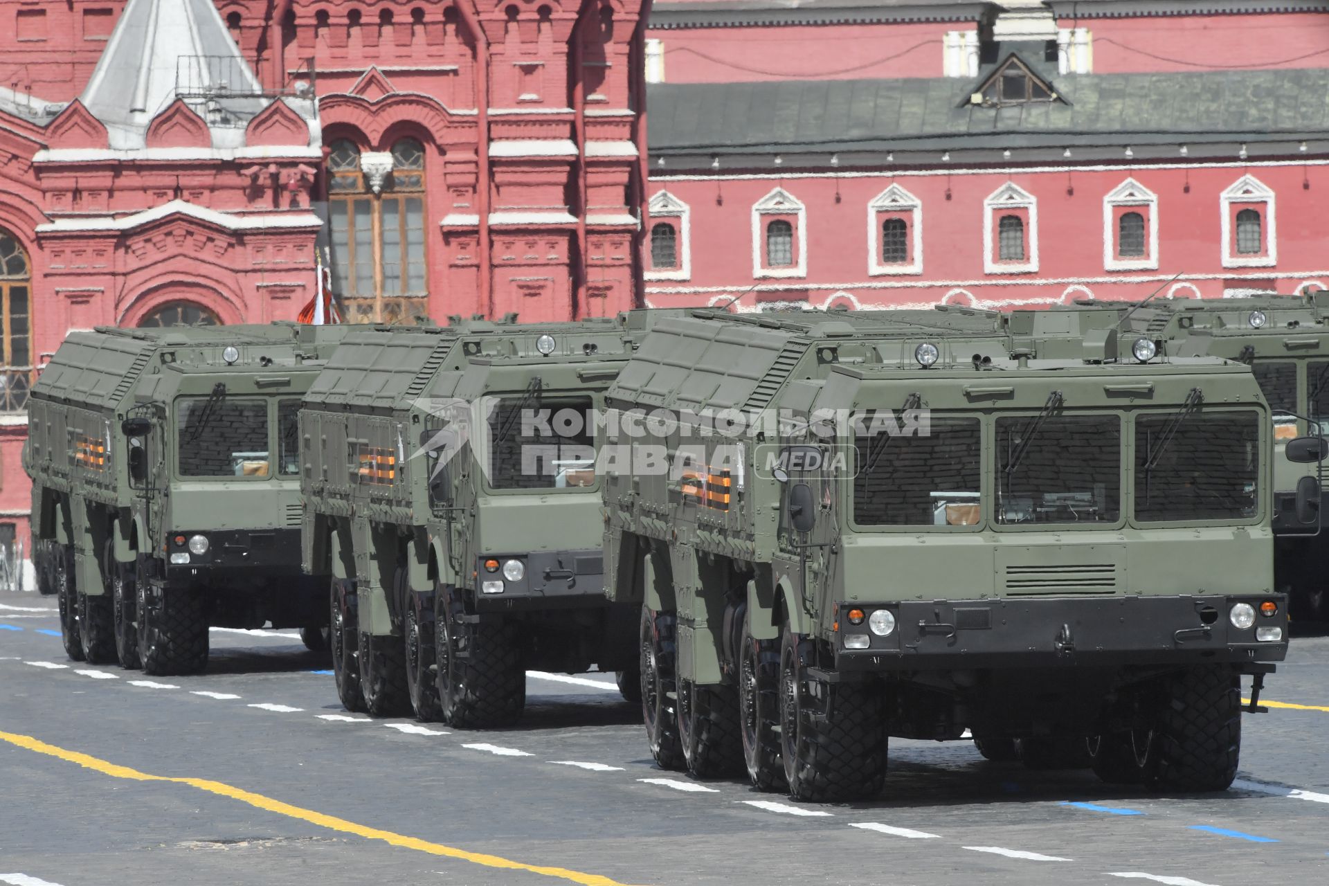 Москва. Оперативно-тактические ракетные комплексы (ОТРК) `Искандер-М` на параде, посвященном 78-й годовщине Победы в Великой Отечественной войне.