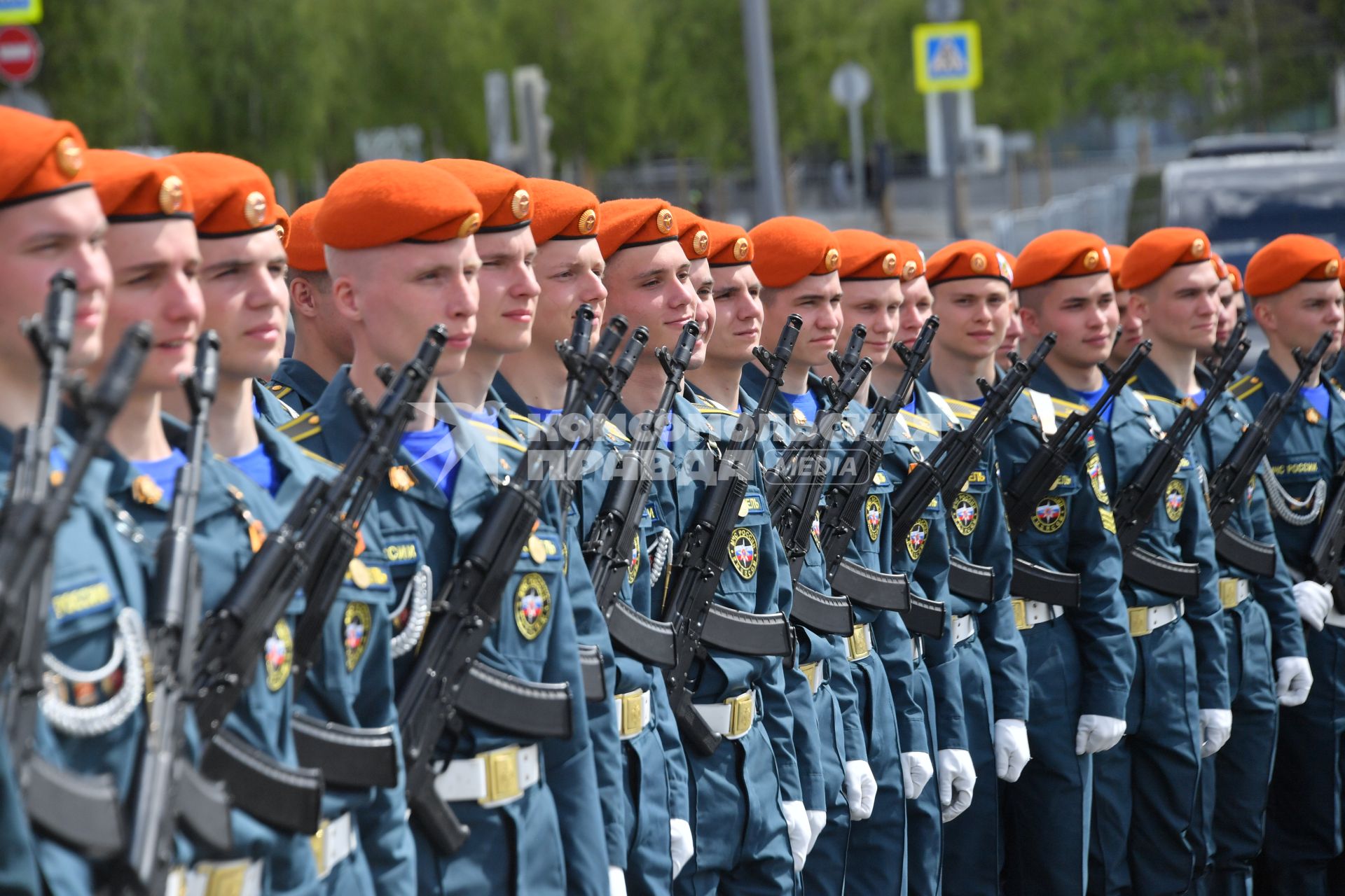 Москва. Военнослужащие МЧС РФ на параде, посвященном 78-й годовщине Победы в Великой Отечественной войне.