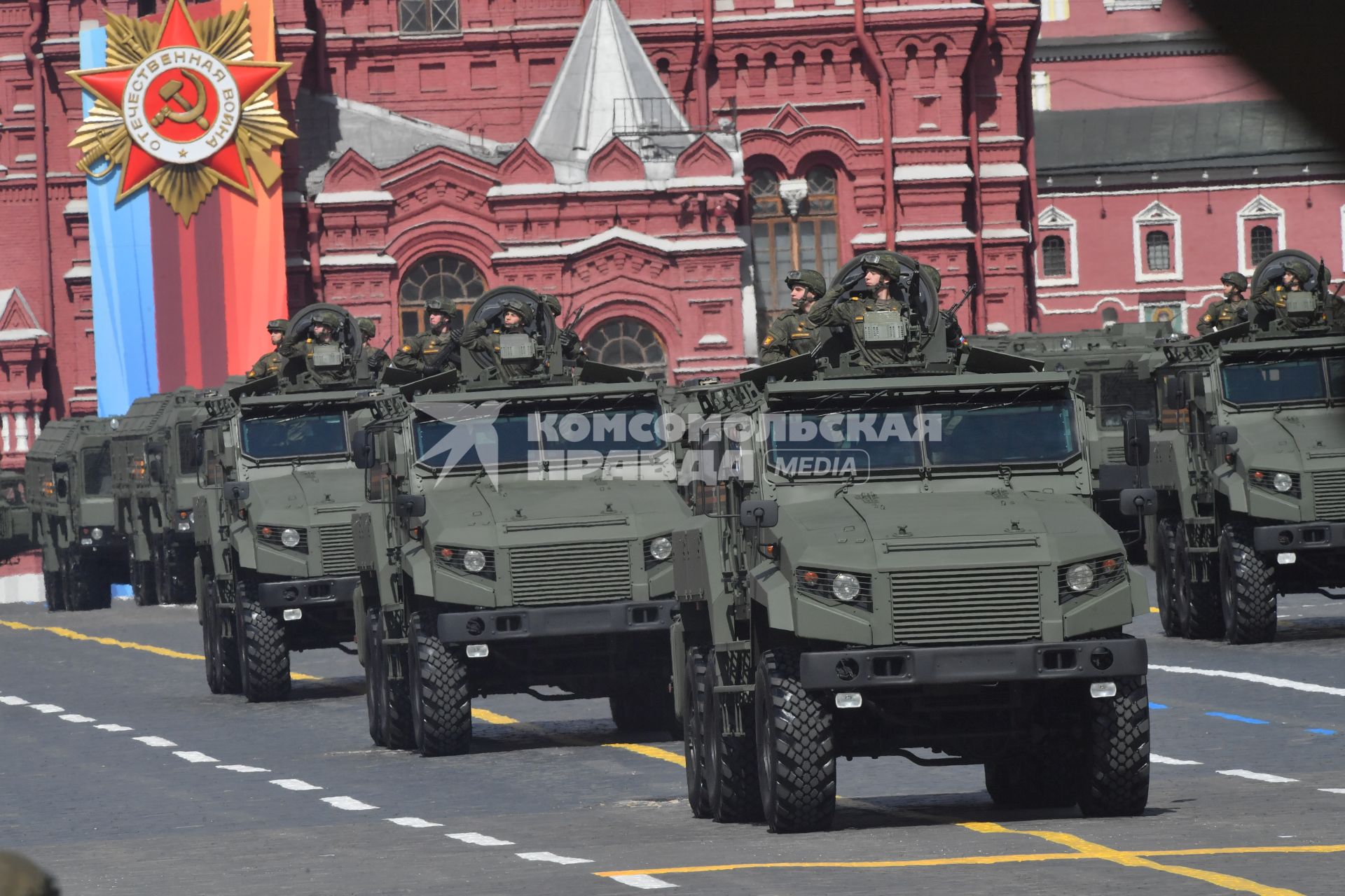 Москва. Бронеавтомобили З-СТС `Ахмат`на параде, посвященном 78-й годовщине Победы в Великой Отечественной войне.