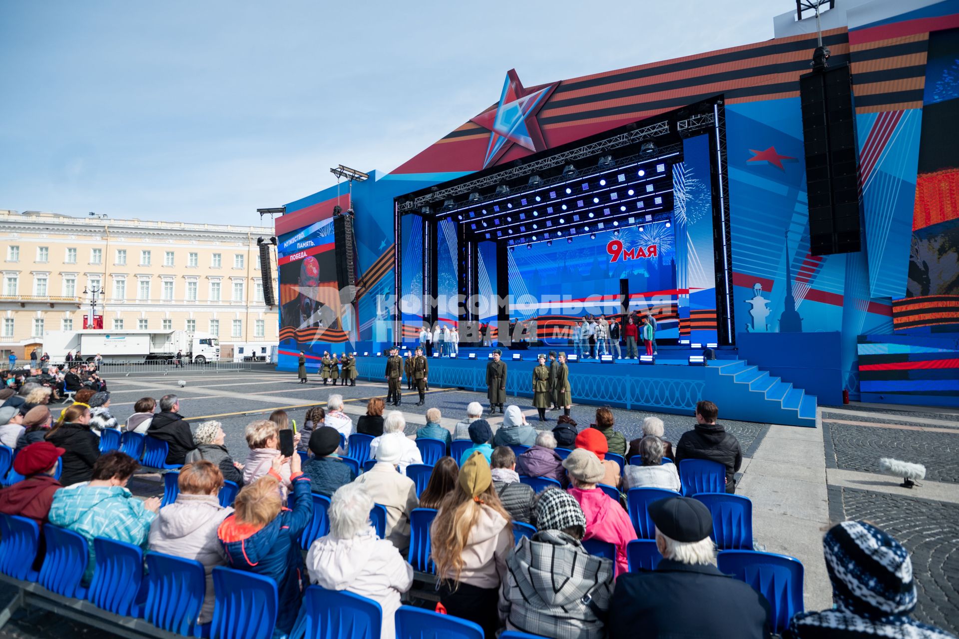 Санкт-Петербург. Певец Александр Розенбаум выступает на концерте, посвященном 78-й годовщине Победы в Великой Отечественной войне на Дворцовой площади.