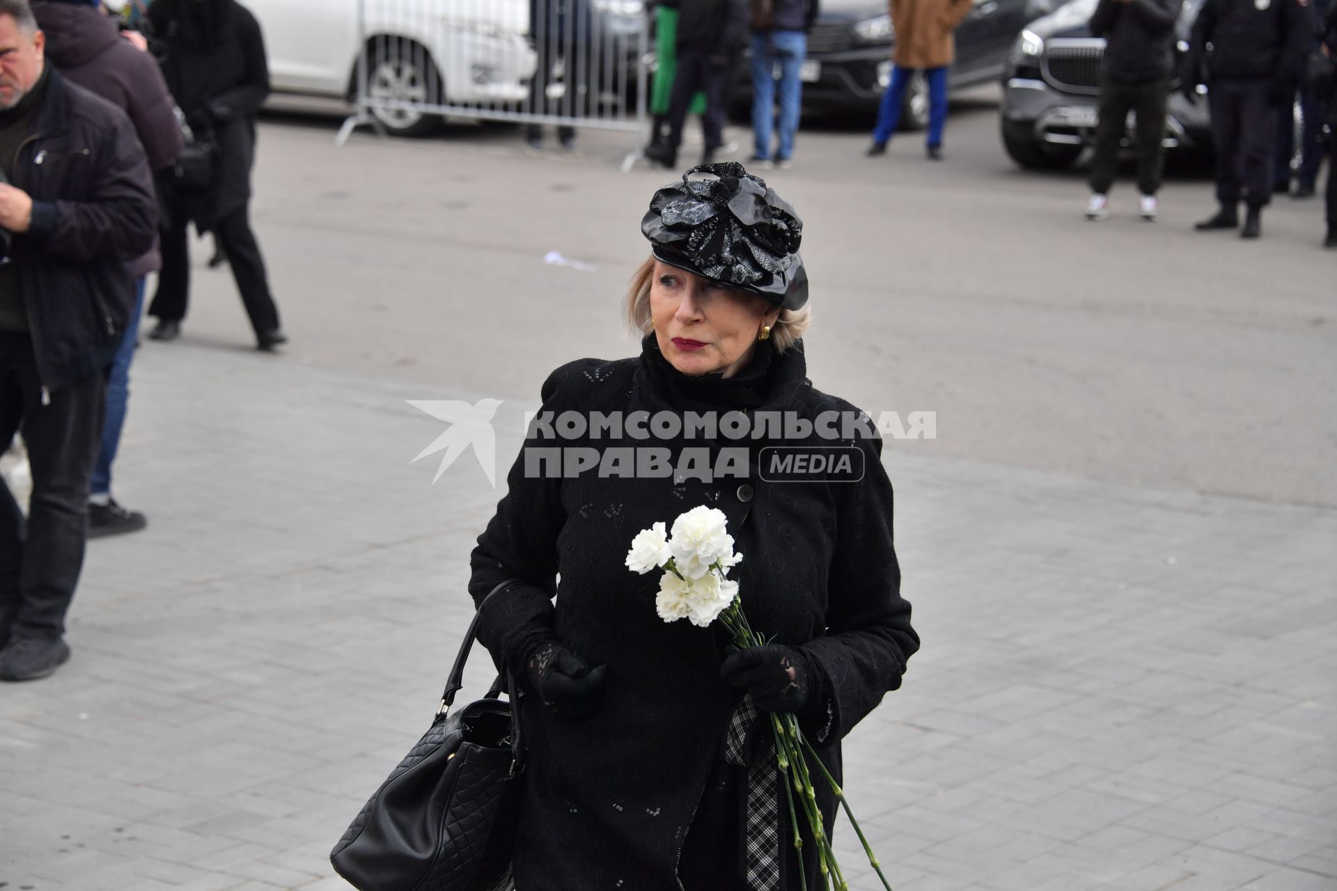 Москва. Модельер Екатерина Вологдина перед церемонией прощания с модельером Валентином Юдашкиным в похоронном доме `Троекурово`.