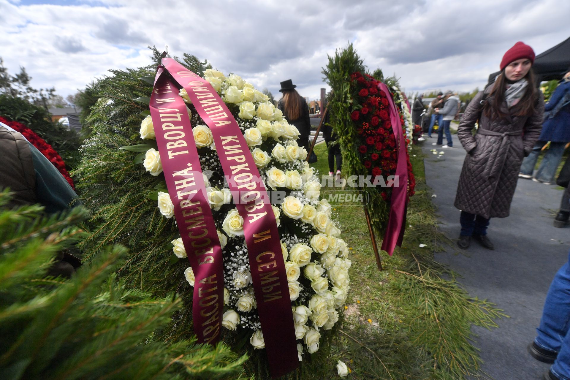 Москва. Венки у могилы модельера Валентина Юдашкина на Троекуровском кладбище.