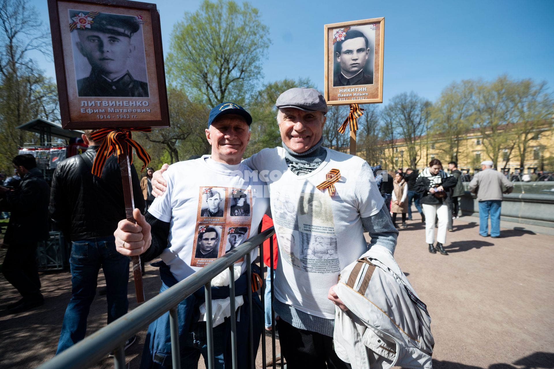 Санкт-Петербург. Горожане во время праздничных мероприятий, посвященных 78-й годовщине Победы в Великой Отечественной войне.