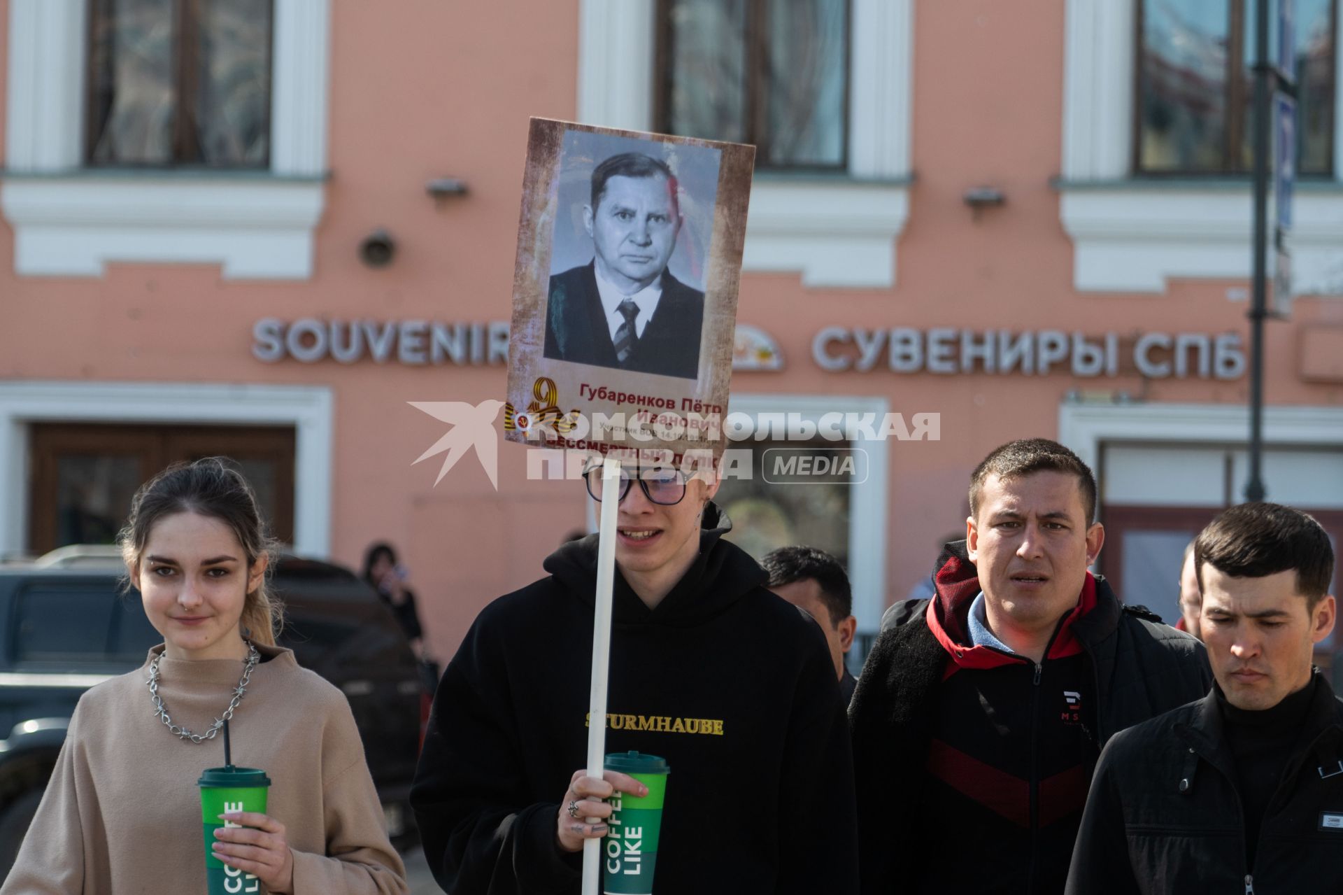 Санкт-Петербург. Горожане во время праздничных мероприятий, посвященных 78-й годовщине Победы в Великой Отечественной войне.