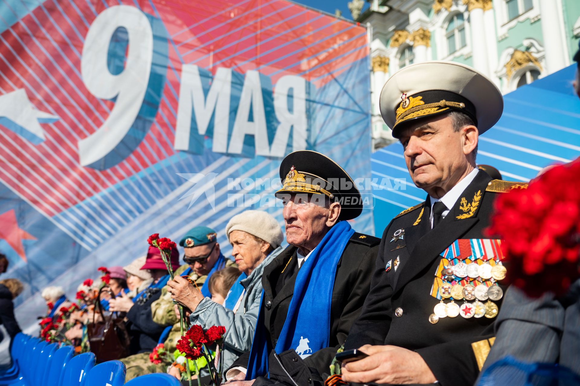 Санкт-Петербург. Гости во время парада, посвященного 78-й годовщине Победы в Великой Отечественной войне, на Дворцовой площади.