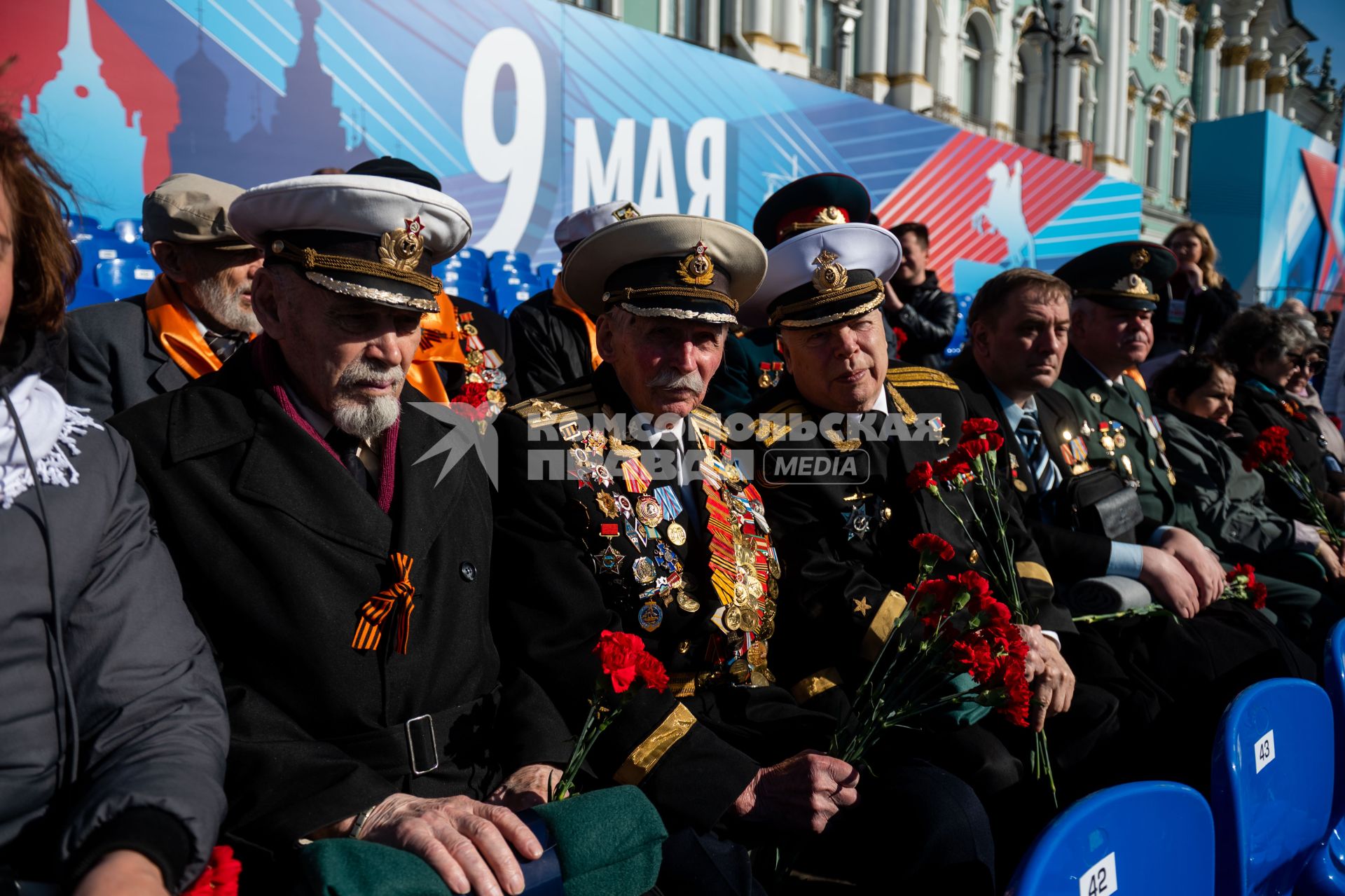 Санкт-Петербург. Ветераны ВОВ во время парада, посвященного 78-й годовщине Победы в Великой Отечественной войне, на Дворцовой площади.