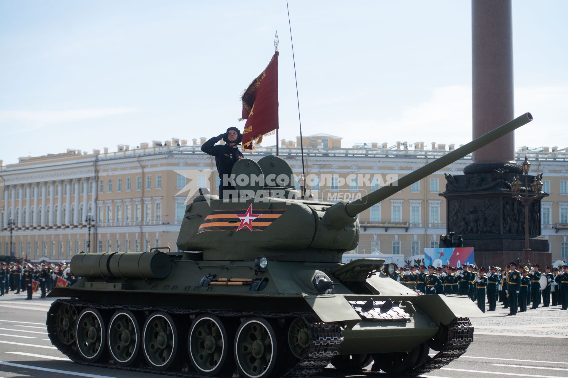 Санкт-Петербург. Танк Т-34 во время парада, посвященного 78-й годовщине Победы в Великой Отечественной войне, на Дворцовой площади.