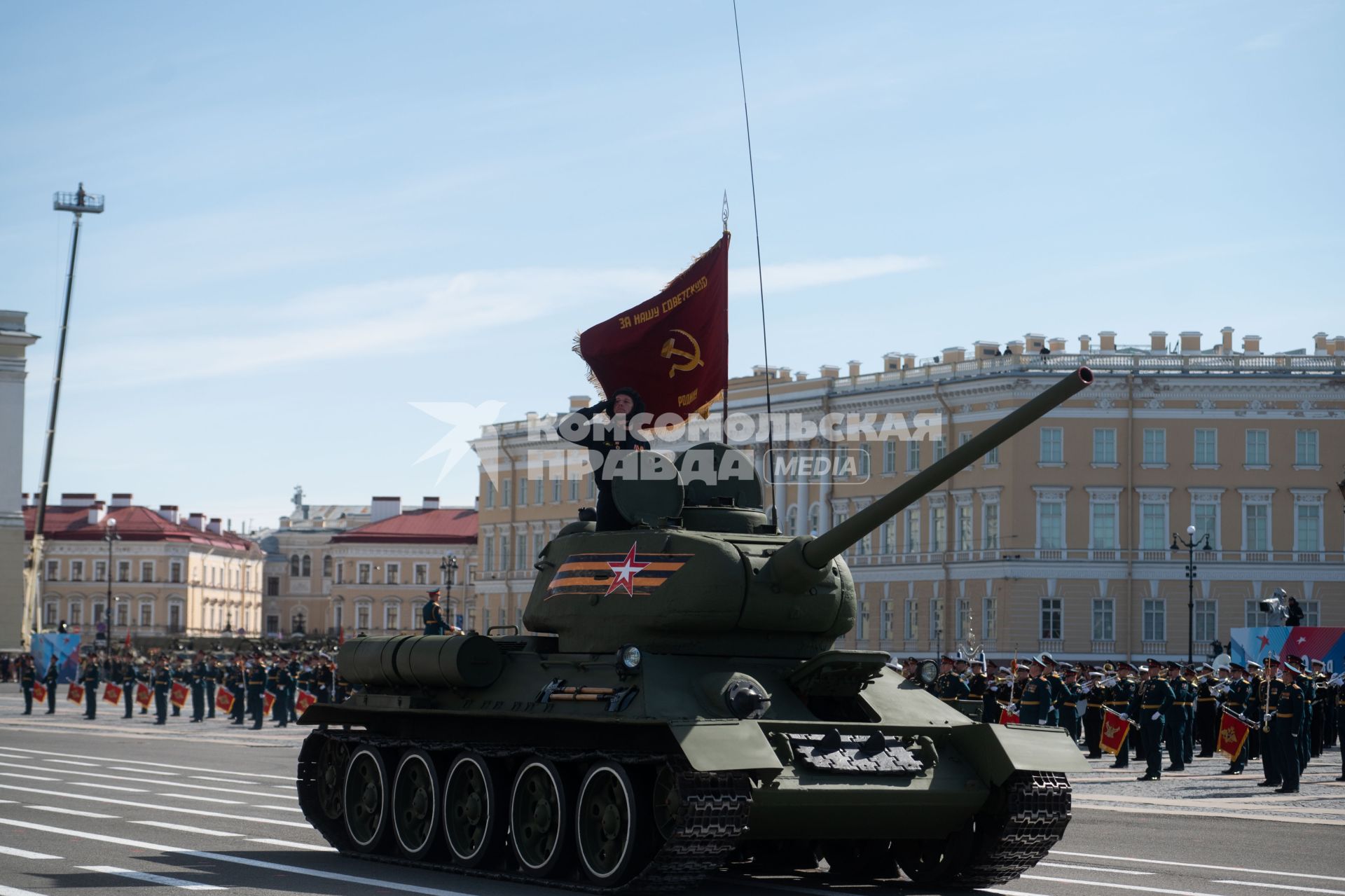 Санкт-Петербург. Танк Т-34 во время парада, посвященного 78-й годовщине Победы в Великой Отечественной войне, на Дворцовой площади.