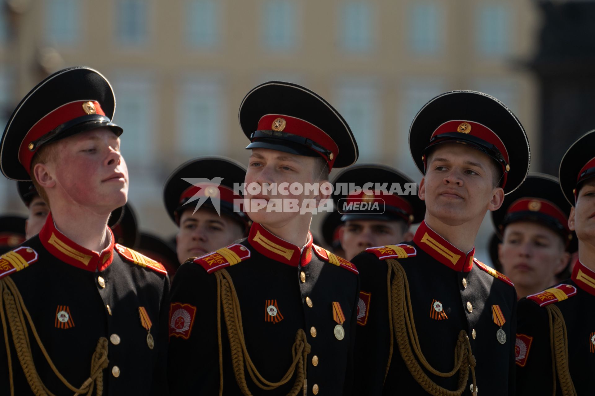 Санкт-Петербург. Военнослужащие парадных расчетов во время парада, посвященного 78-й годовщине Победы в Великой Отечественной войне, на Дворцовой площади.