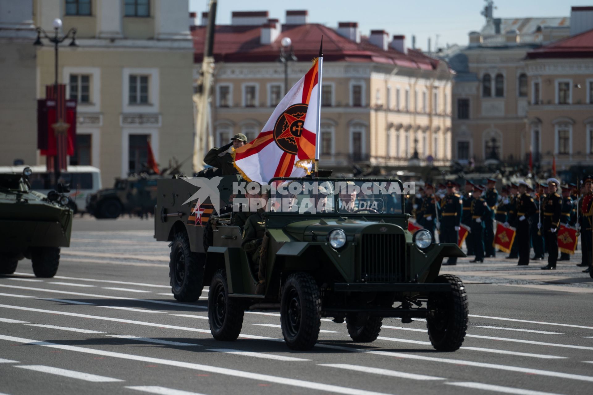 Санкт-Петербург. Военнослужащие во время парада, посвященного 78-й годовщине Победы в Великой Отечественной войне, на Дворцовой площади.