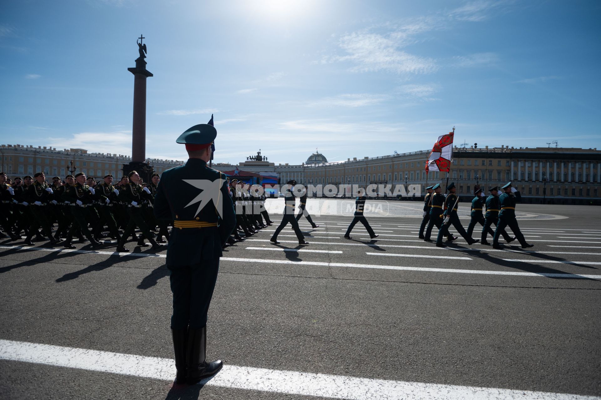 Санкт-Петербург. Военнослужащие парадных расчетов во время парада, посвященного 78-й годовщине Победы в Великой Отечественной войне, на Дворцовой площади.