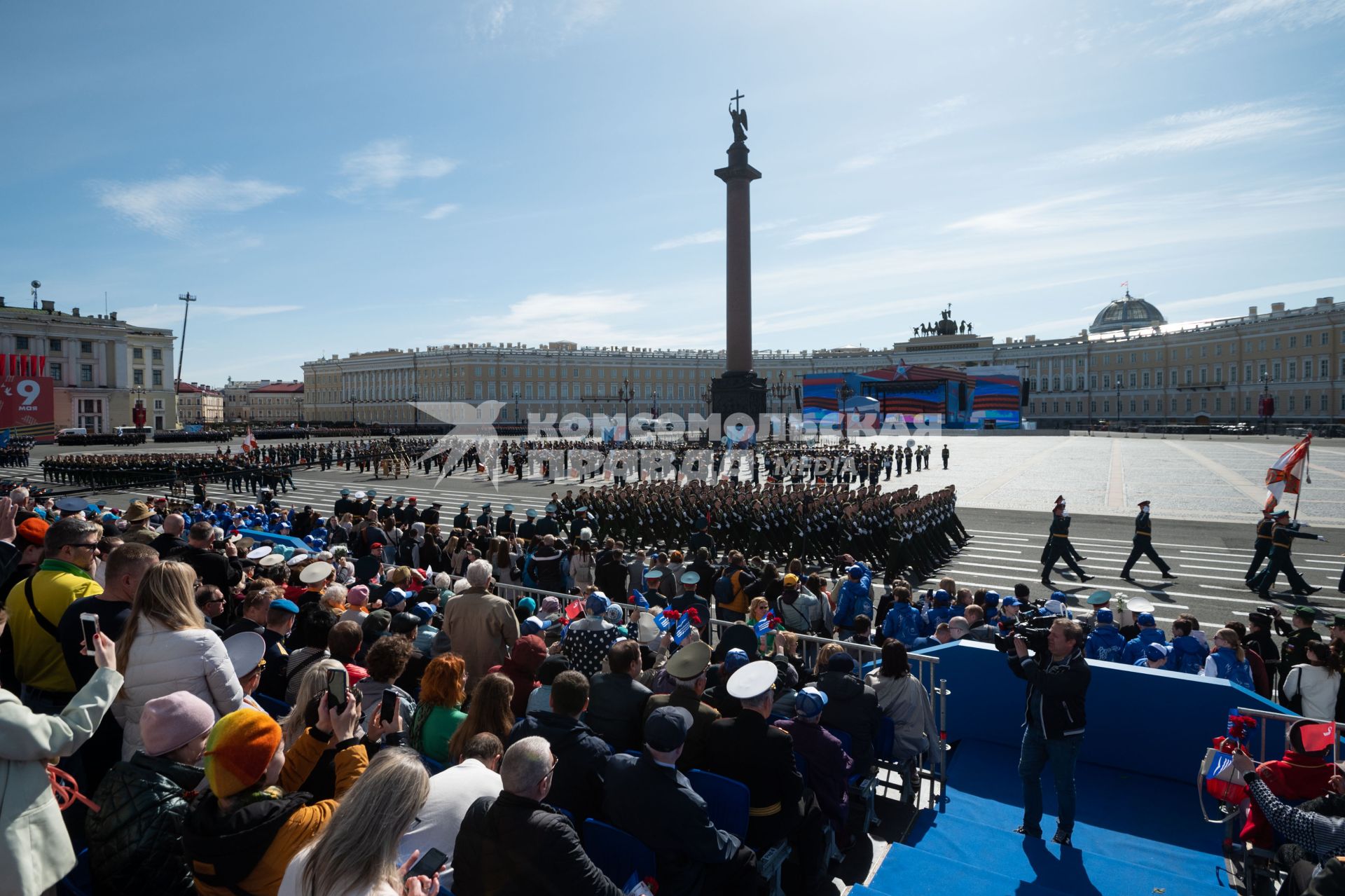 Санкт-Петербург. Гости во время парада, посвященного 78-й годовщине Победы в Великой Отечественной войне, на Дворцовой площади.