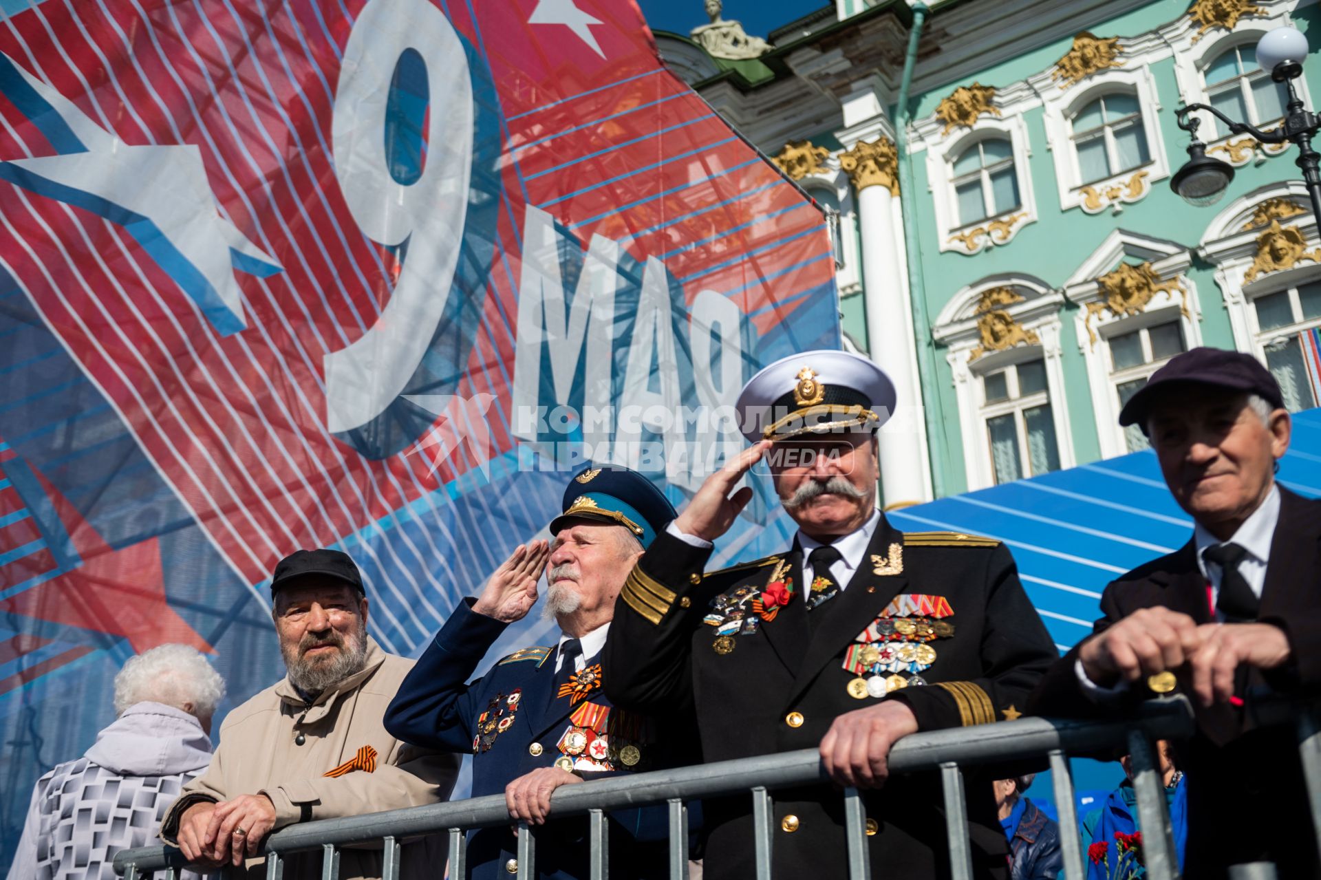 Санкт-Петербург. Гости во время парада, посвященного 78-й годовщине Победы в Великой Отечественной войне, на Дворцовой площади.