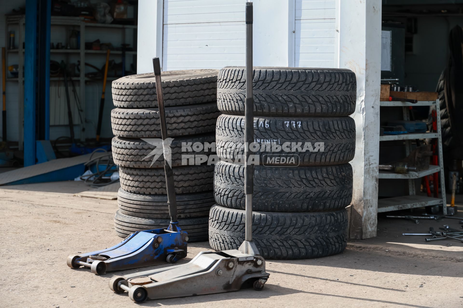 Красноярск. Автомобильные шины в шиномонтажной мастерской.
