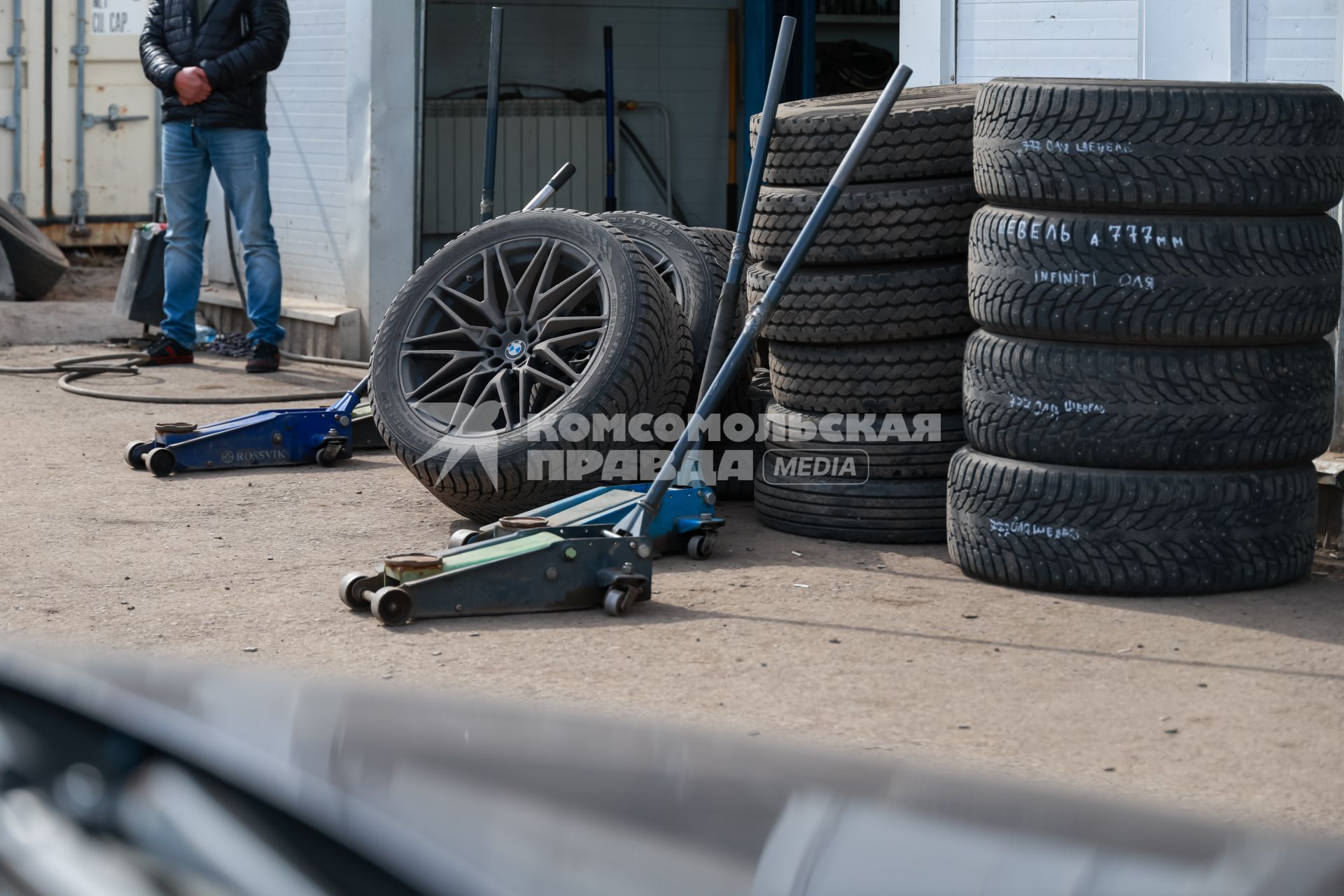 Красноярск. Автомобильные шины в шиномонтажной мастерской.