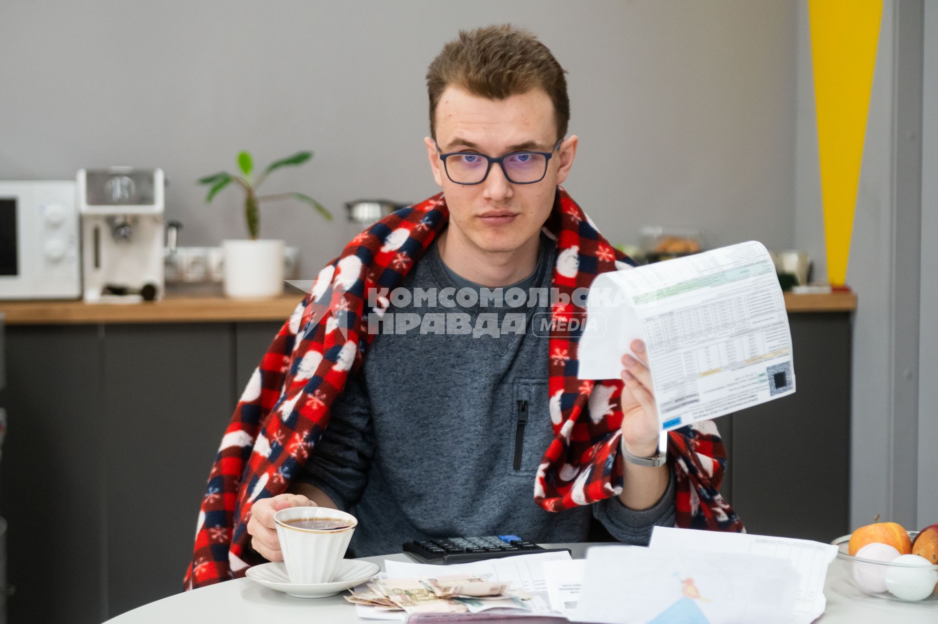Санкт-Петербург. Мужчина изучает квитанции на оплату коммунальных услуг.