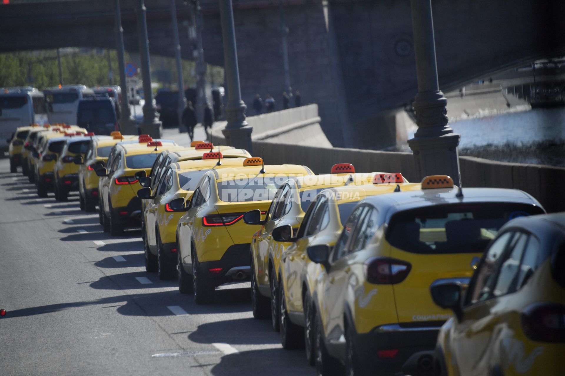 Москва. Автомобили такси на Кремлевской набережной.