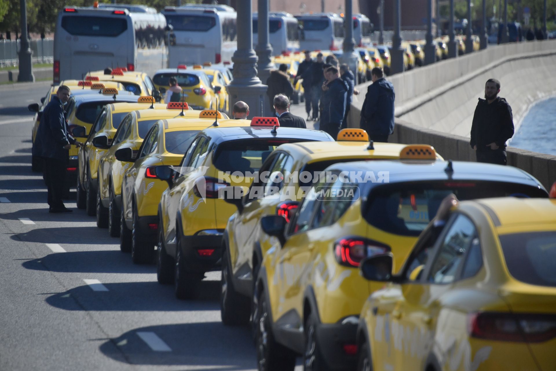 Москва. Автомобили такси на Кремлевской набережной.