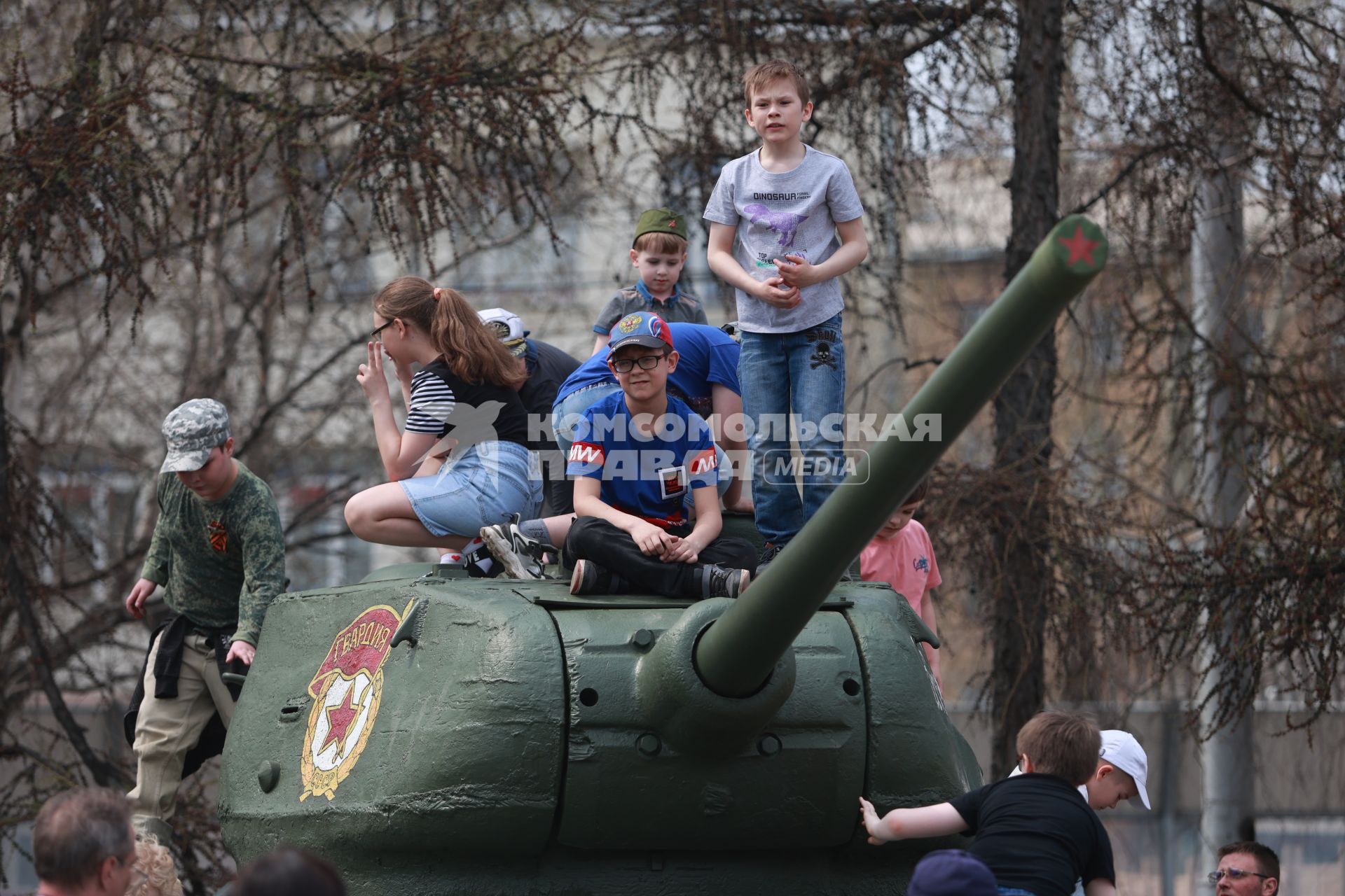 Красноярск. Дети на военной технике во время празднования 78-й годовщины Победы в Великой Отечественной войне.