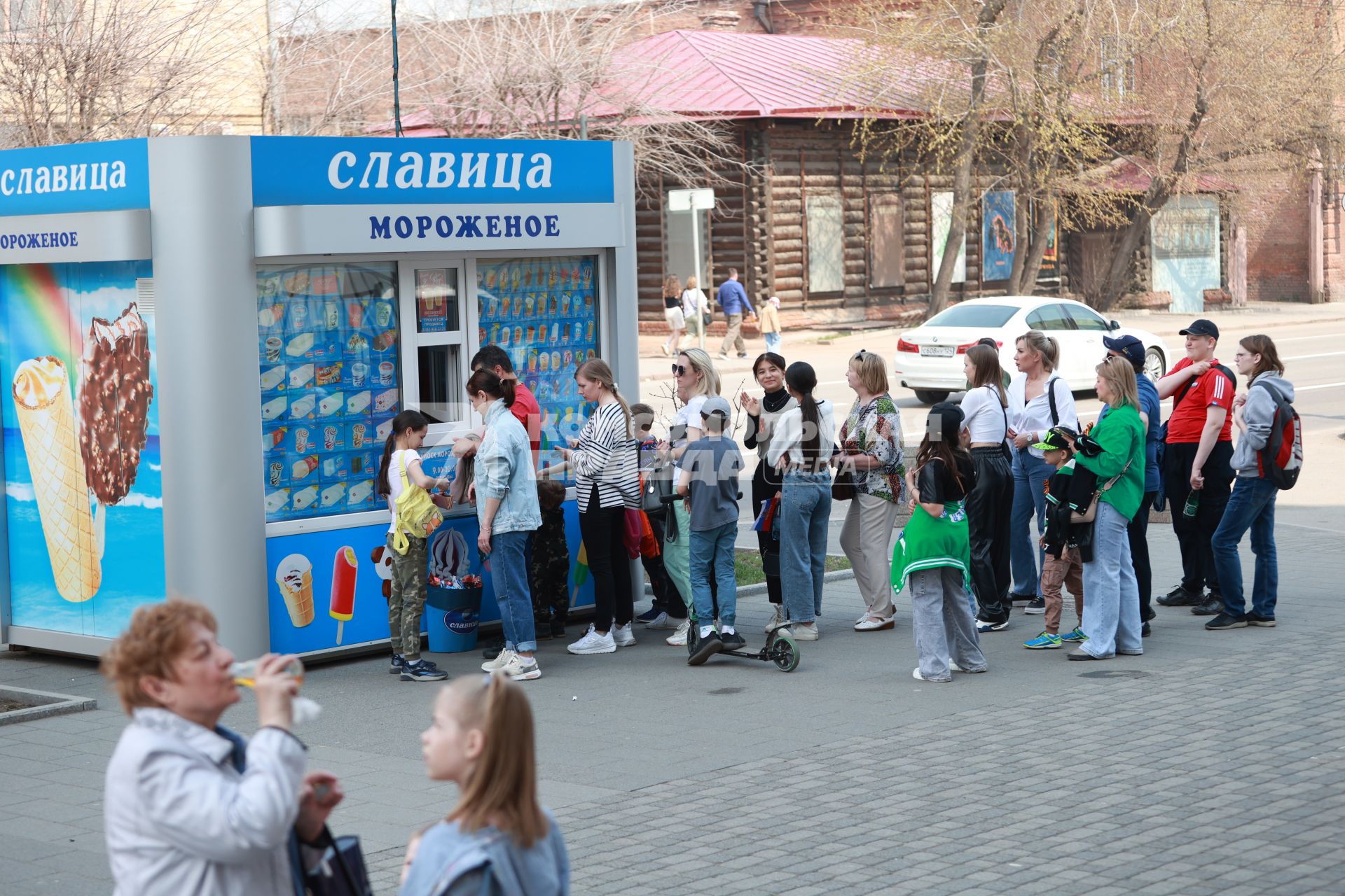 Красноярск. Местные жители стоят в очереди за мороженом во время празднования 78-й годовщины Победы в Великой Отечественной войне.