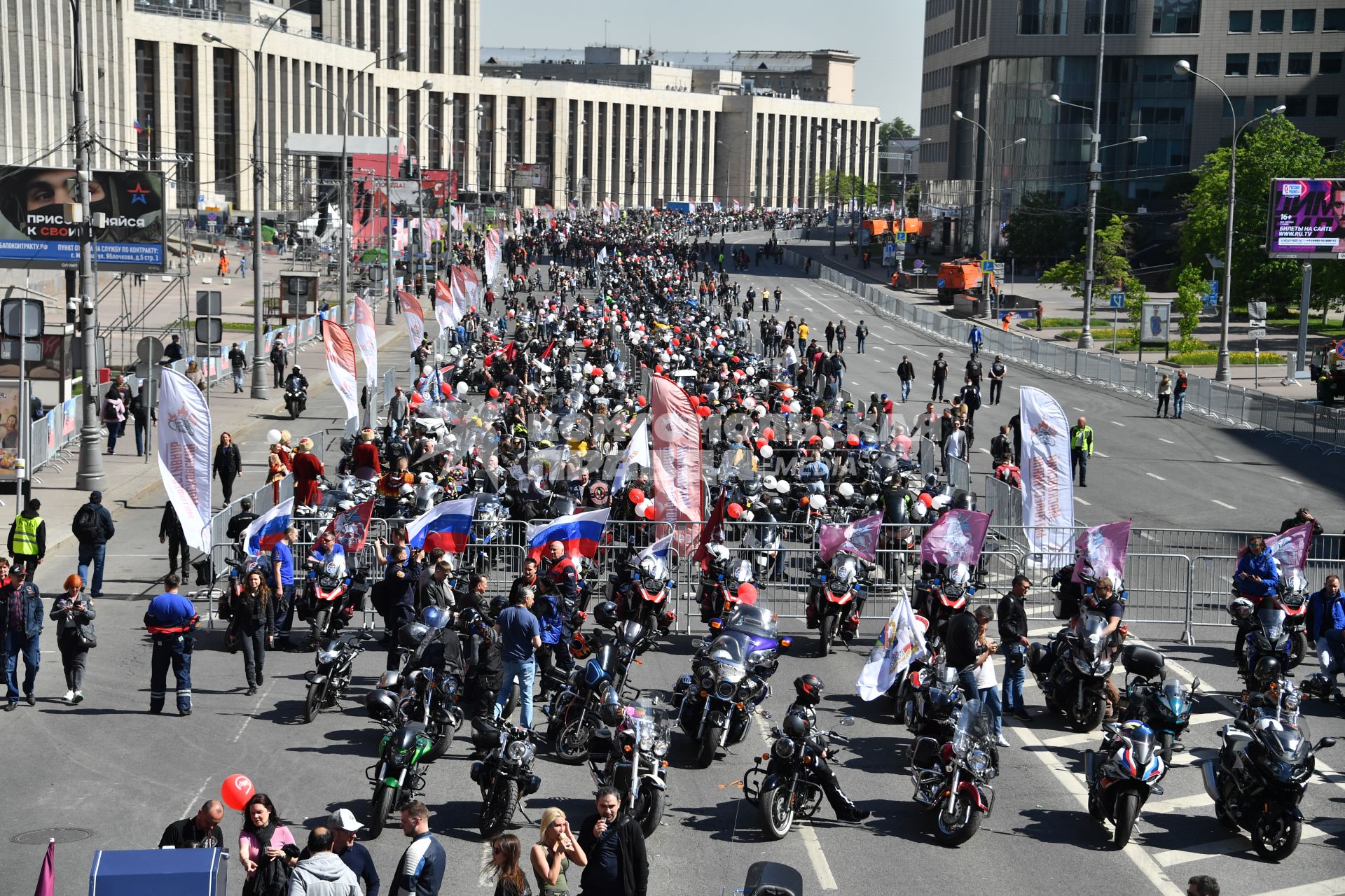 Москва. Участники мотофестиваля, приуроченного к старту мотосезона 2023 на проспекте Сахарова.