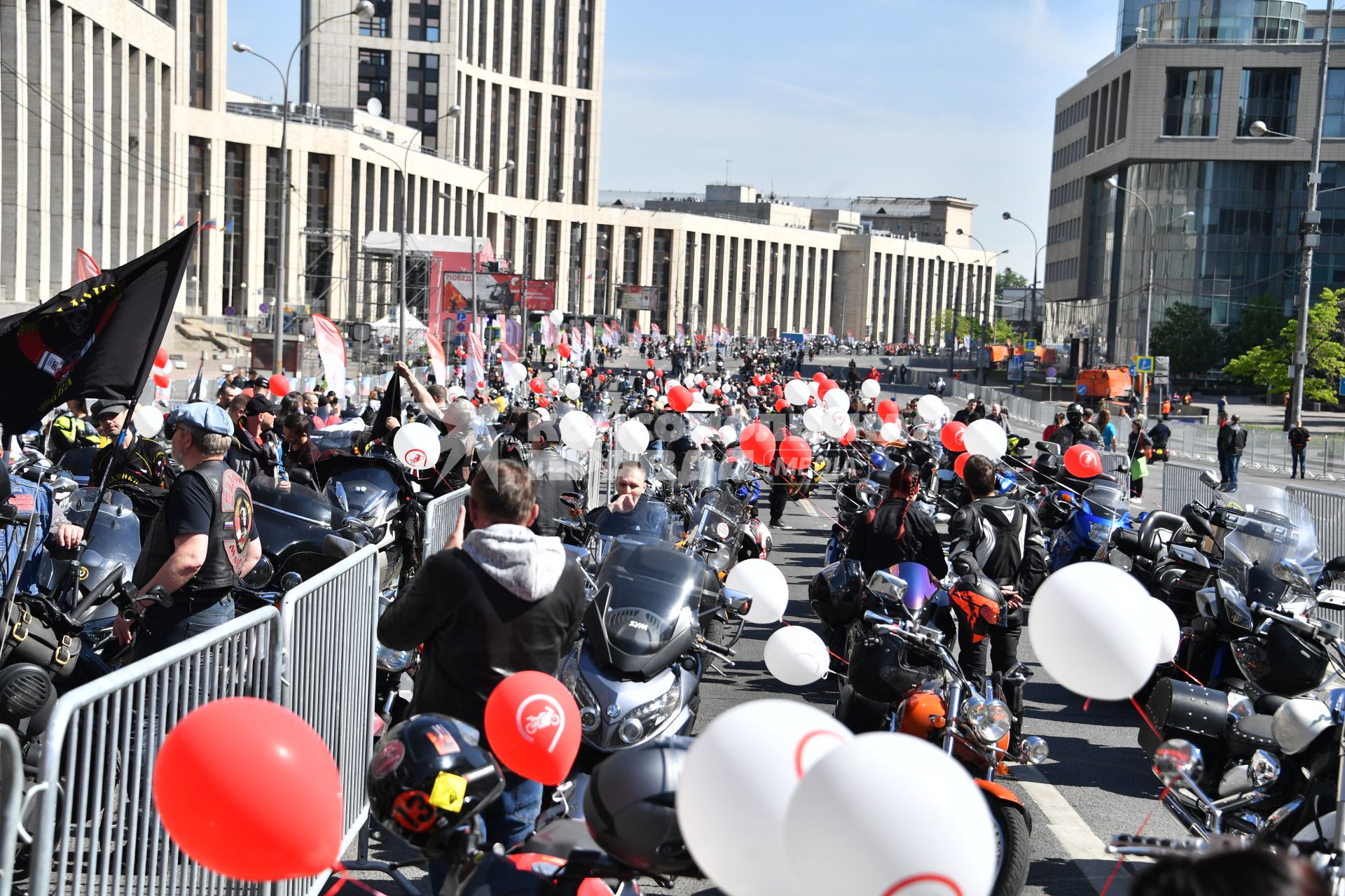 Москва. Участники мотофестиваля, приуроченного к старту мотосезона 2023 на  проспекте Сахарова.