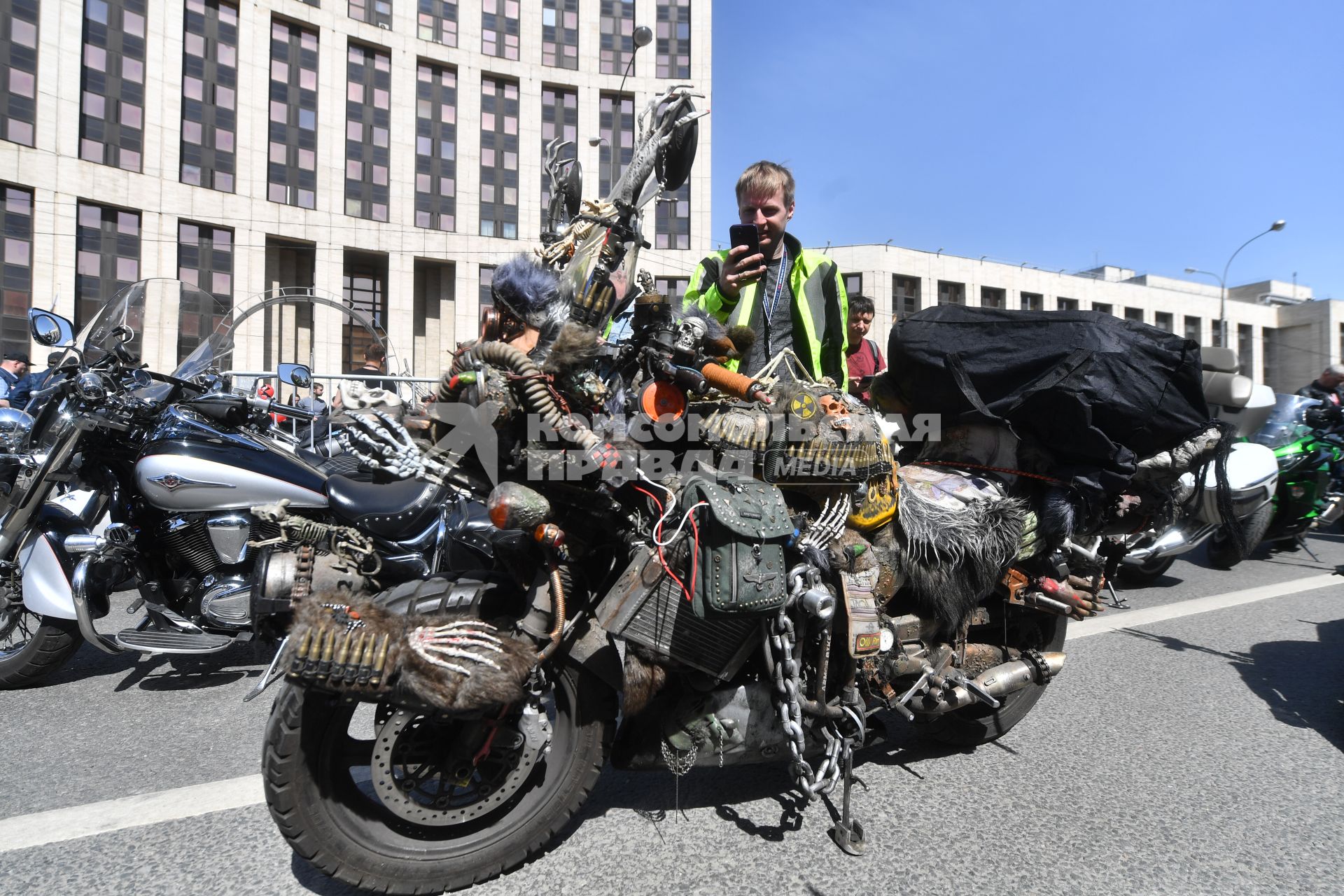 Москва. Участники мотофестиваля, приуроченного к старту мотосезона 2023 на проспекте Сахарова.