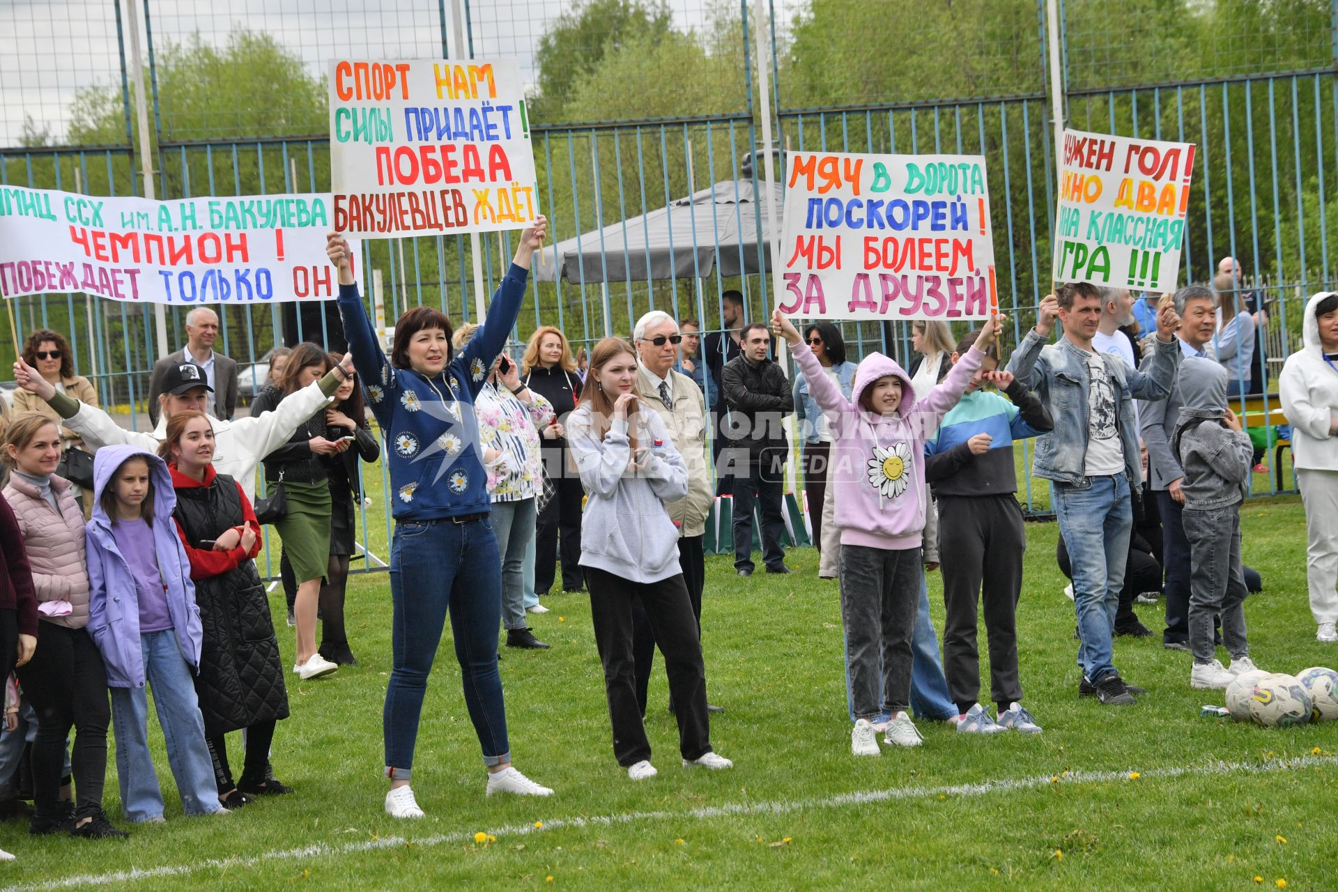 Москва. Футбольный матч между врачами и пациентами Научного центра сердечно-сосудистой хирургии им. Н. А. Бакулева.