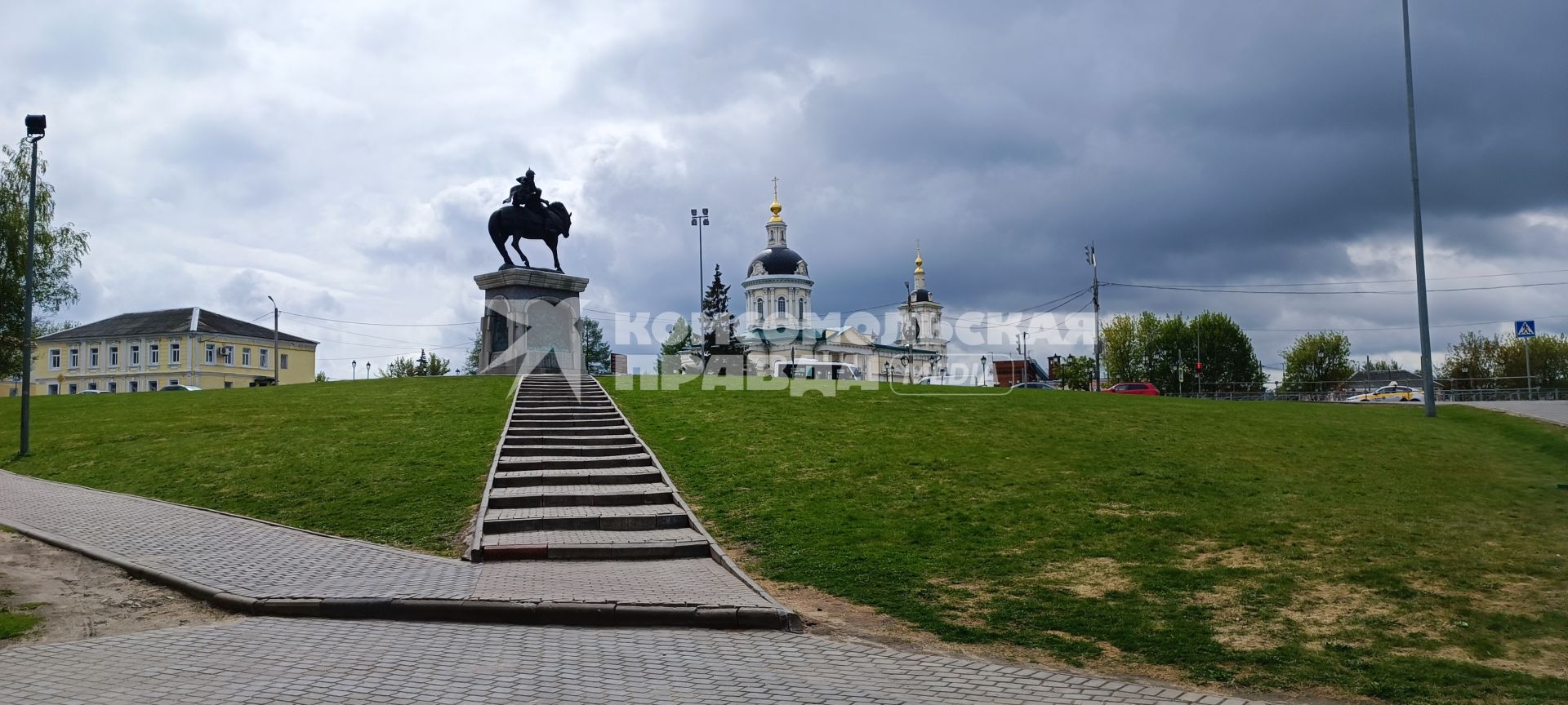 Московская область. г.Коломна. Памятник Дмитрию Донскому у Коломенского кремля.