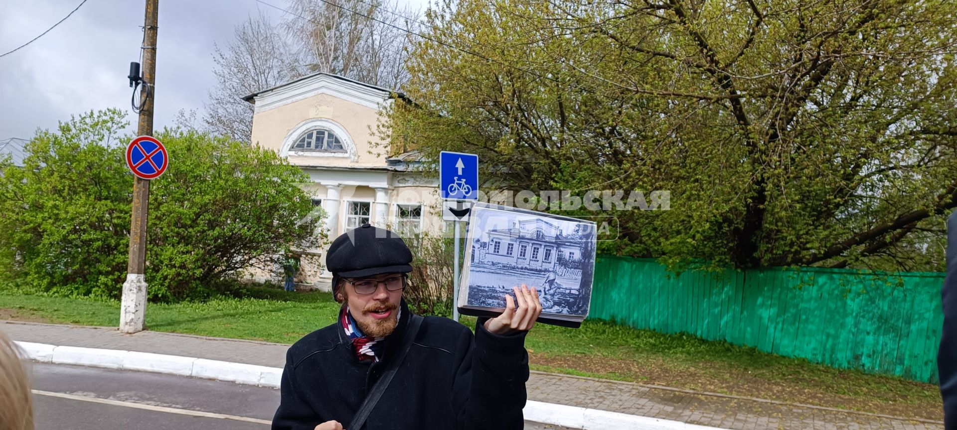 Московская область. г.Коломна. Экскурсовод Петр у дома Луковникова.