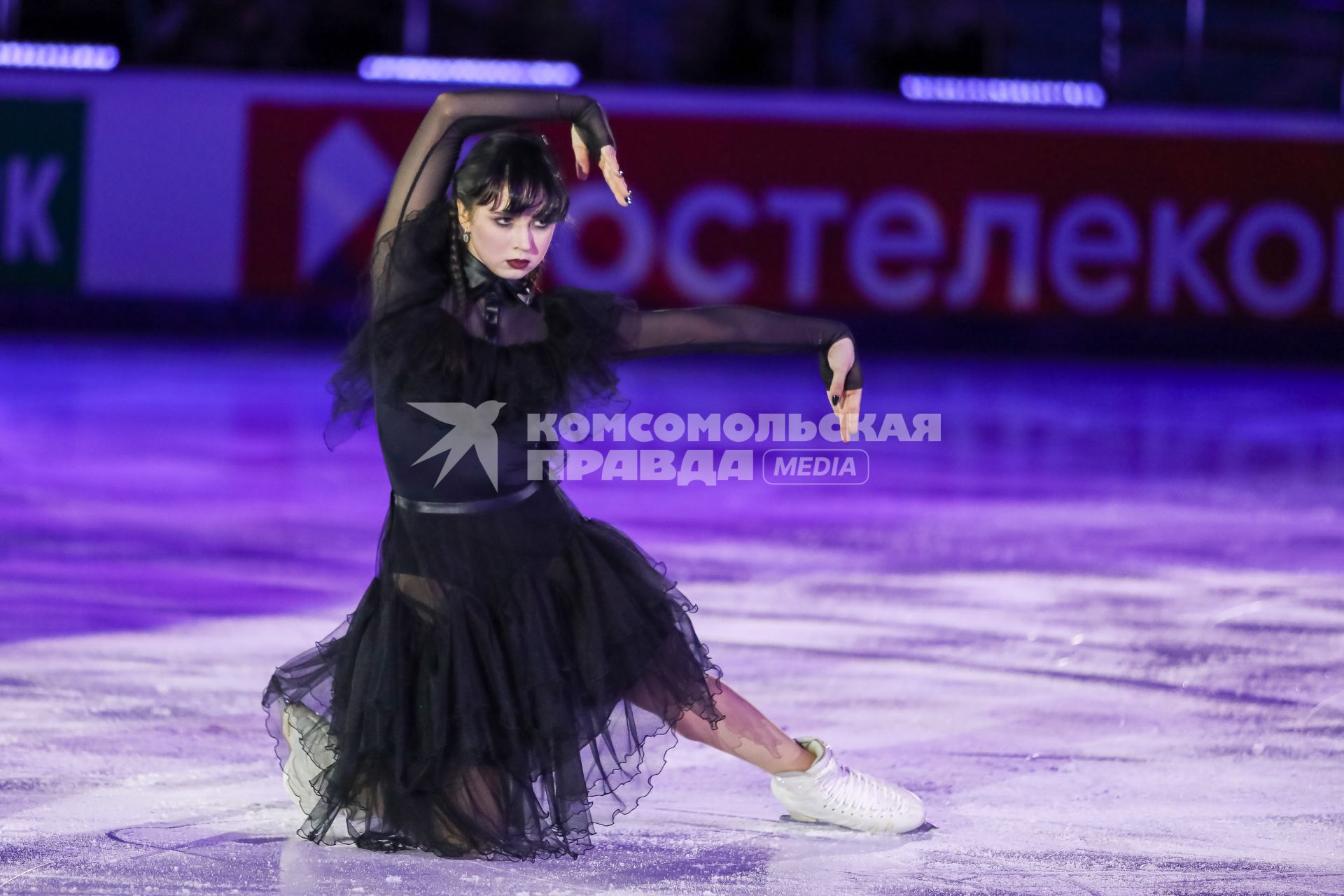 Красноярск. Камила Валиева во время показательных выступлений на чемпионате России по фигурному катанию.