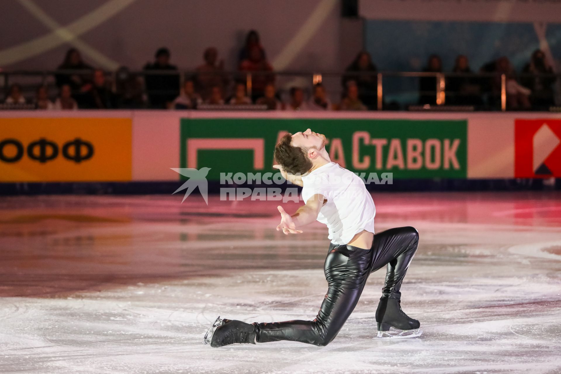 Красноярск. Дмитрий Алиев во время показательных выступлений на чемпионате России по фигурному катанию.