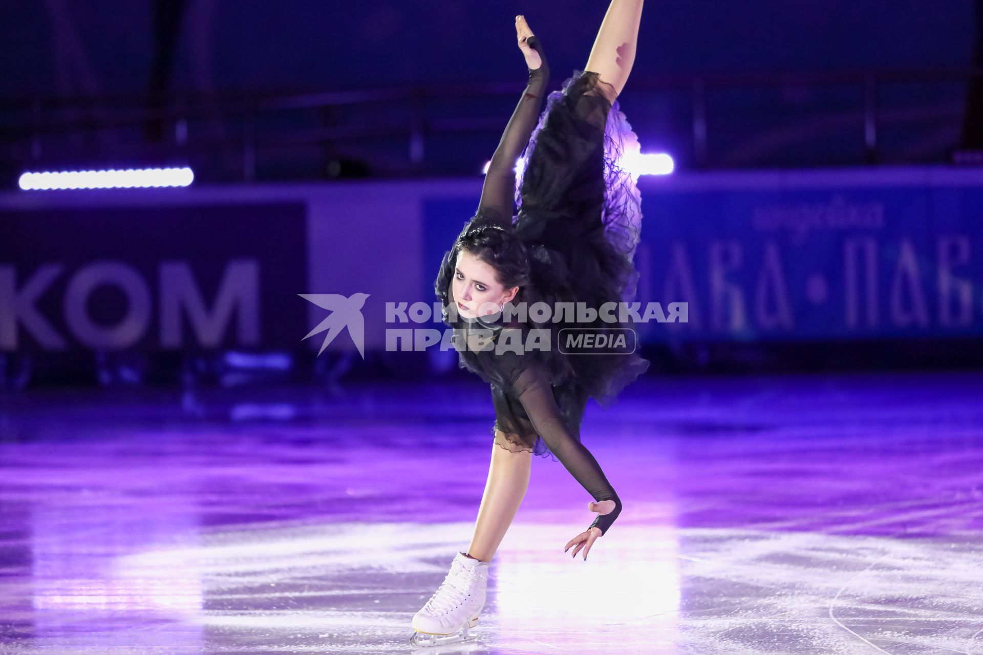 Красноярск. Камила Валиева во время показательных выступлений на чемпионате России по фигурному катанию.