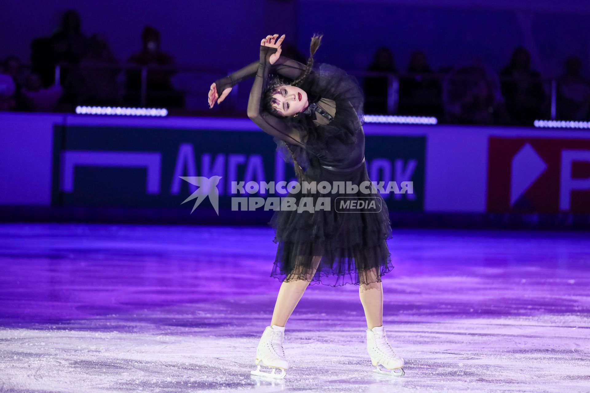 Красноярск. Камила Валиева во время показательных выступлений на чемпионате России по фигурному катанию.