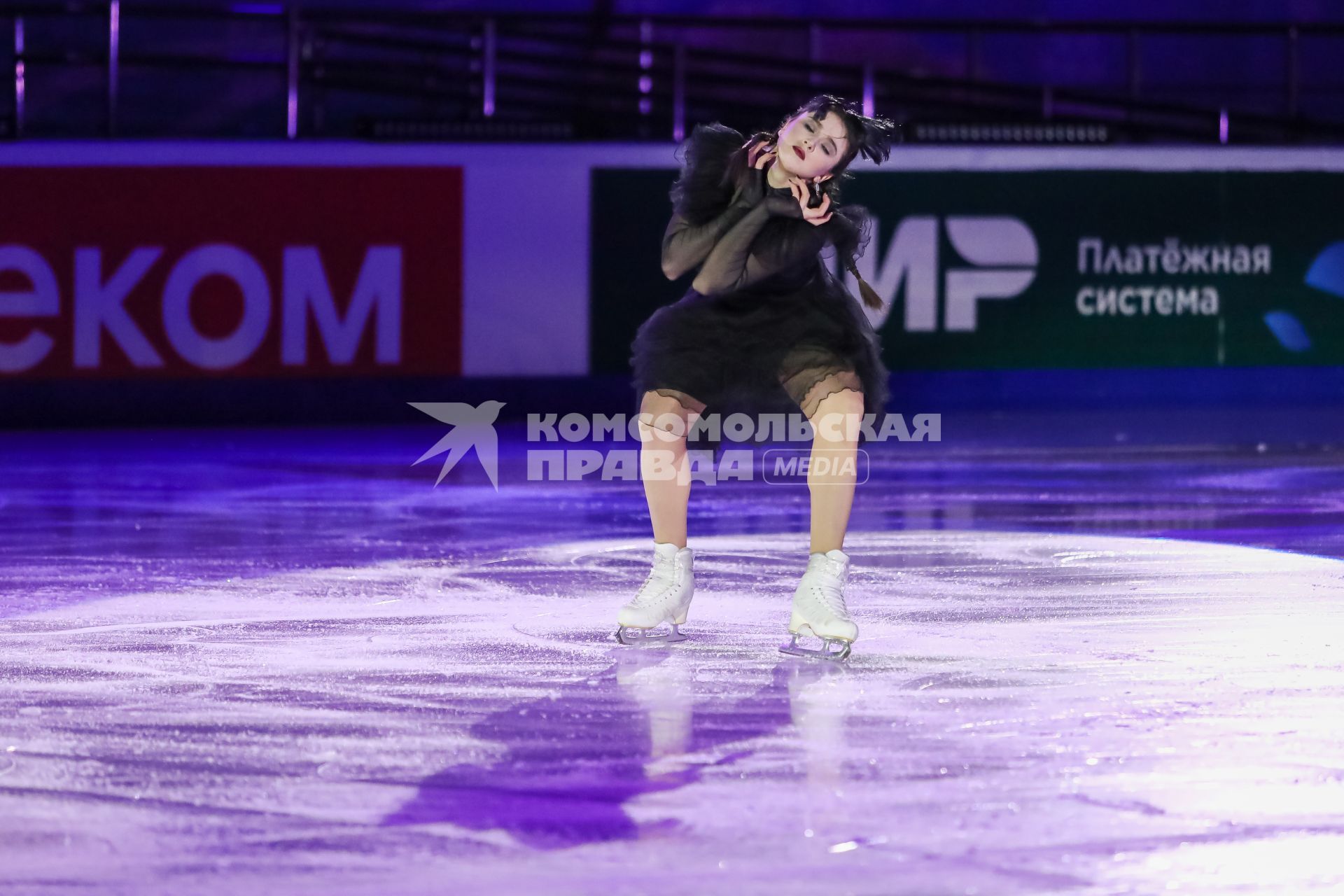 Красноярск. Камила Валиева во время показательных выступлений на чемпионате России по фигурному катанию.