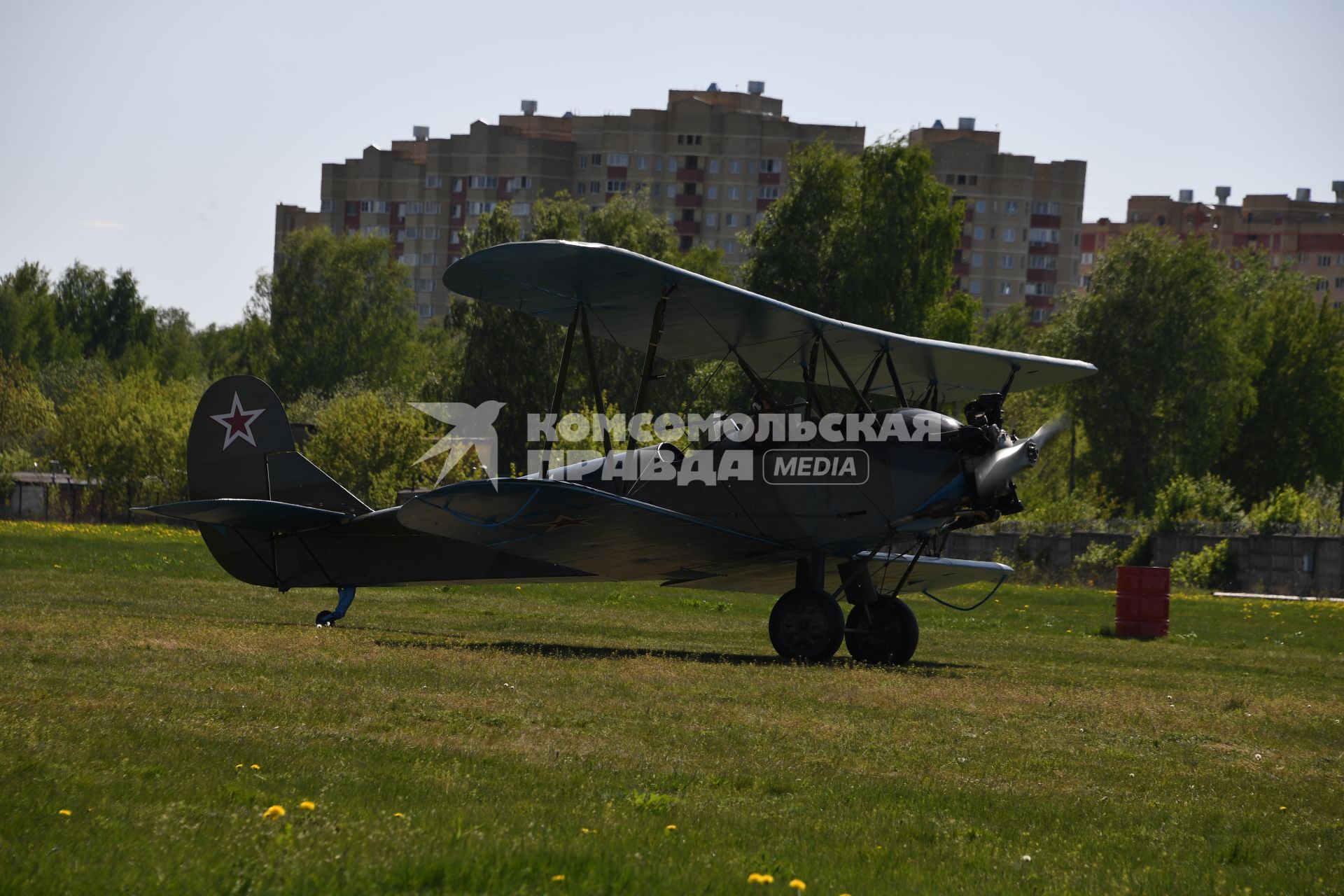 Московская область. Балашихинский район. Аэродром`Черное`. Отреставрированный  самолет ПО-2  прилетел на аэродром `Черное` накануне старта  фестиваля`Небо: теория и практика`.