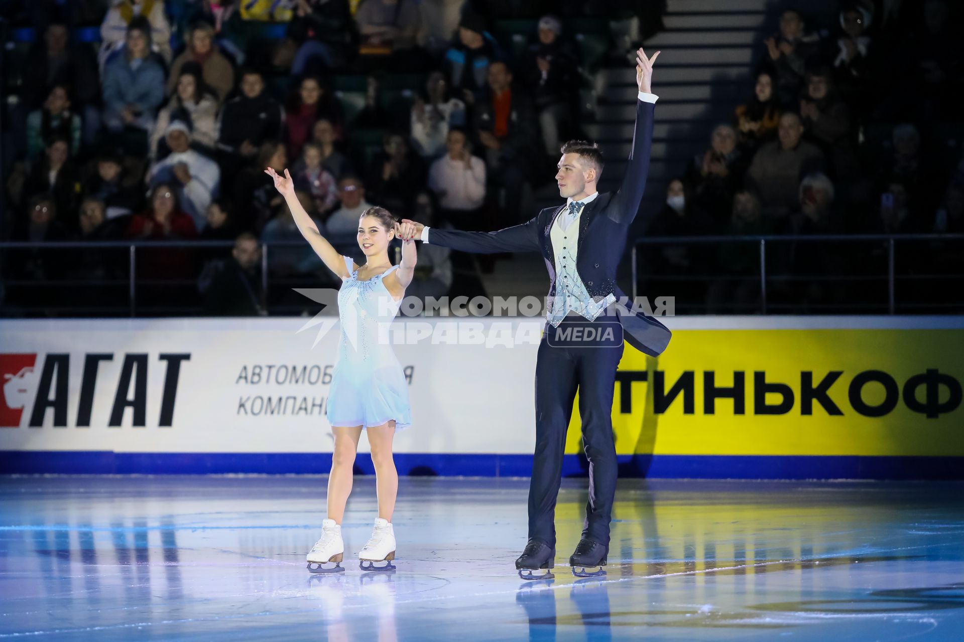 Красноярск. Церемония награждения призеров парного катания чемпионата России. Анастасия Мишина и Александр Галлямов - серебряные медали.