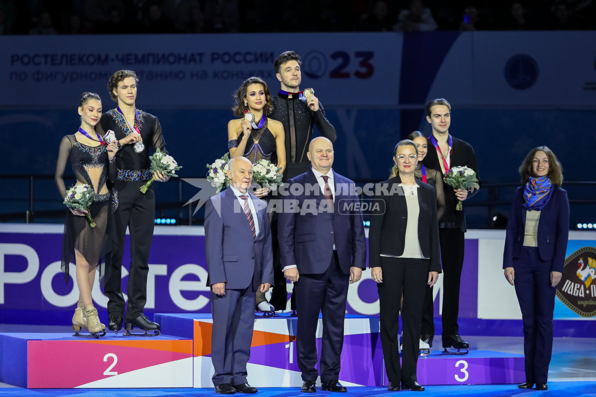 Красноярск. Церемония награждения призеров танцев на льду чемпионата России. (слева направо) Елизавета Шанаева и Павел Дрозд - серебряные медали, Елизавета Худайбердиева и Егор Базин - золотые медали, Елизавета Пасечник и Максим Некрасов - бронзовые медали.