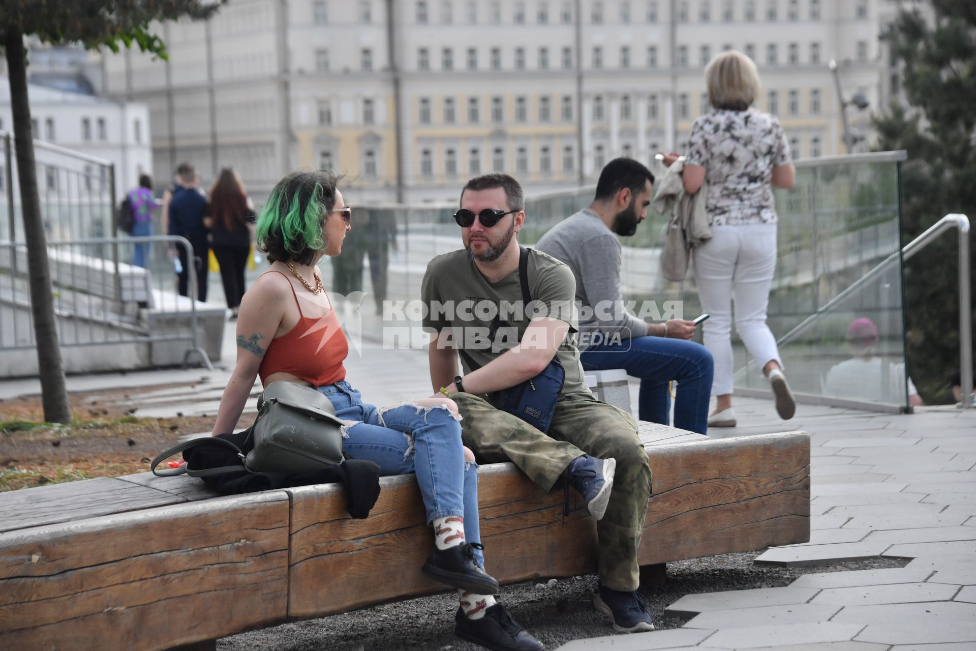 Москва. Посетители в природно-ландшафтном парке `Зарядье`.