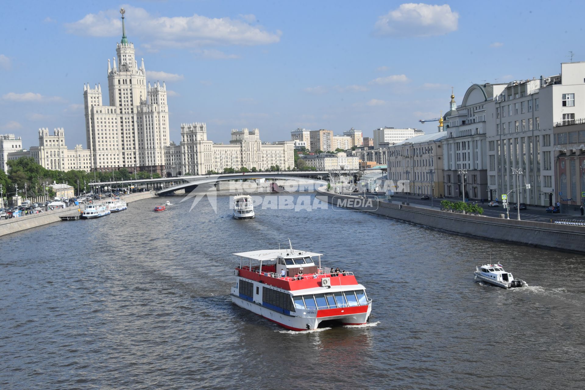 Москва. Вид на жилой дом на Котельнической набережной и прогулочные теплоходы на Москва-реке.