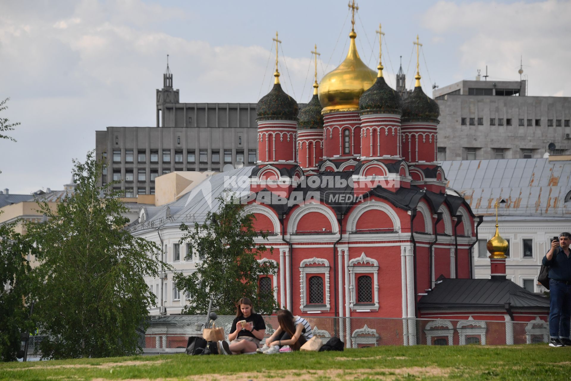 Москва. Вид на Знаменский собор на улице Варварка.