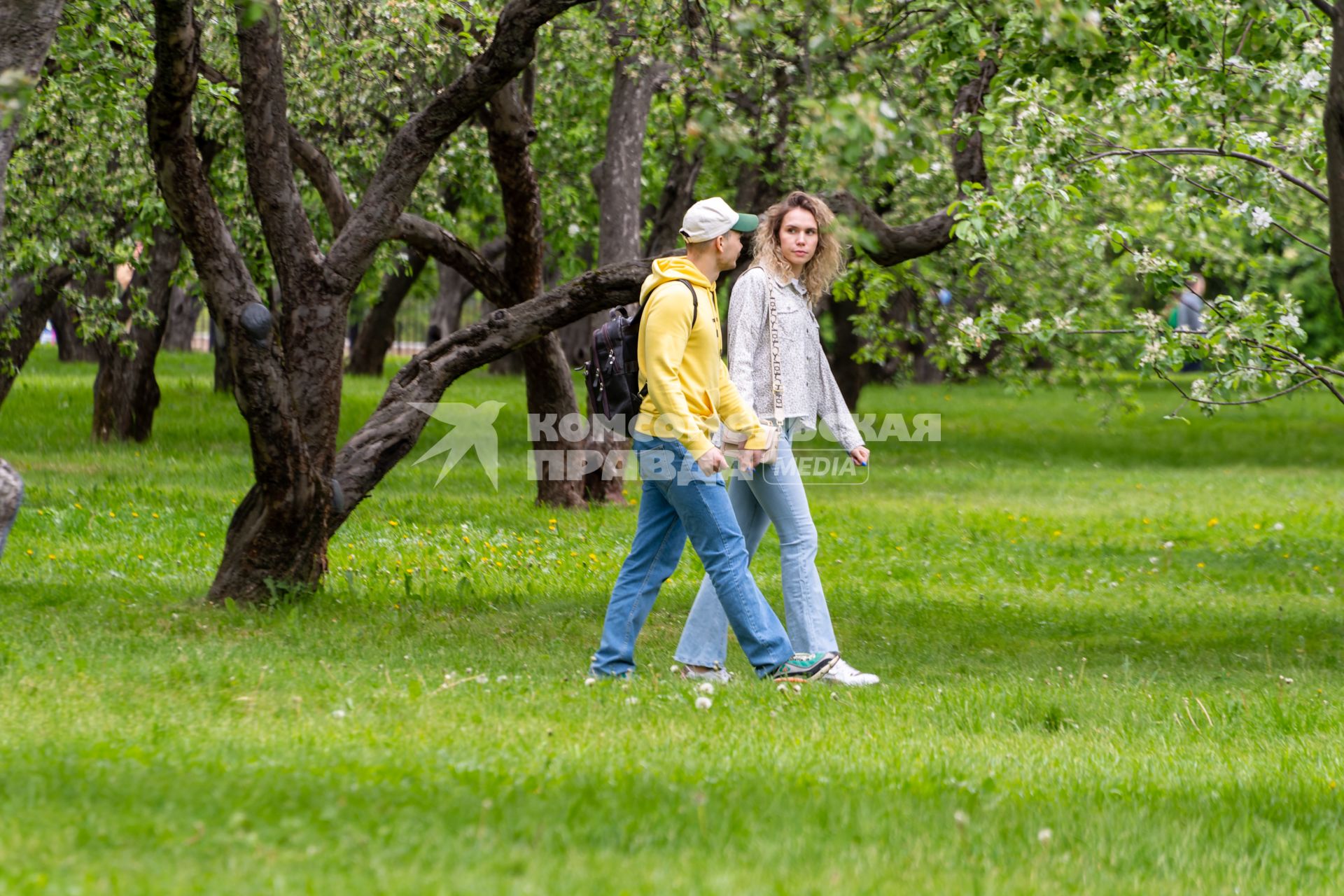 Москва. Горожане отдыхают в музее-заповеднике `Коломенское`.