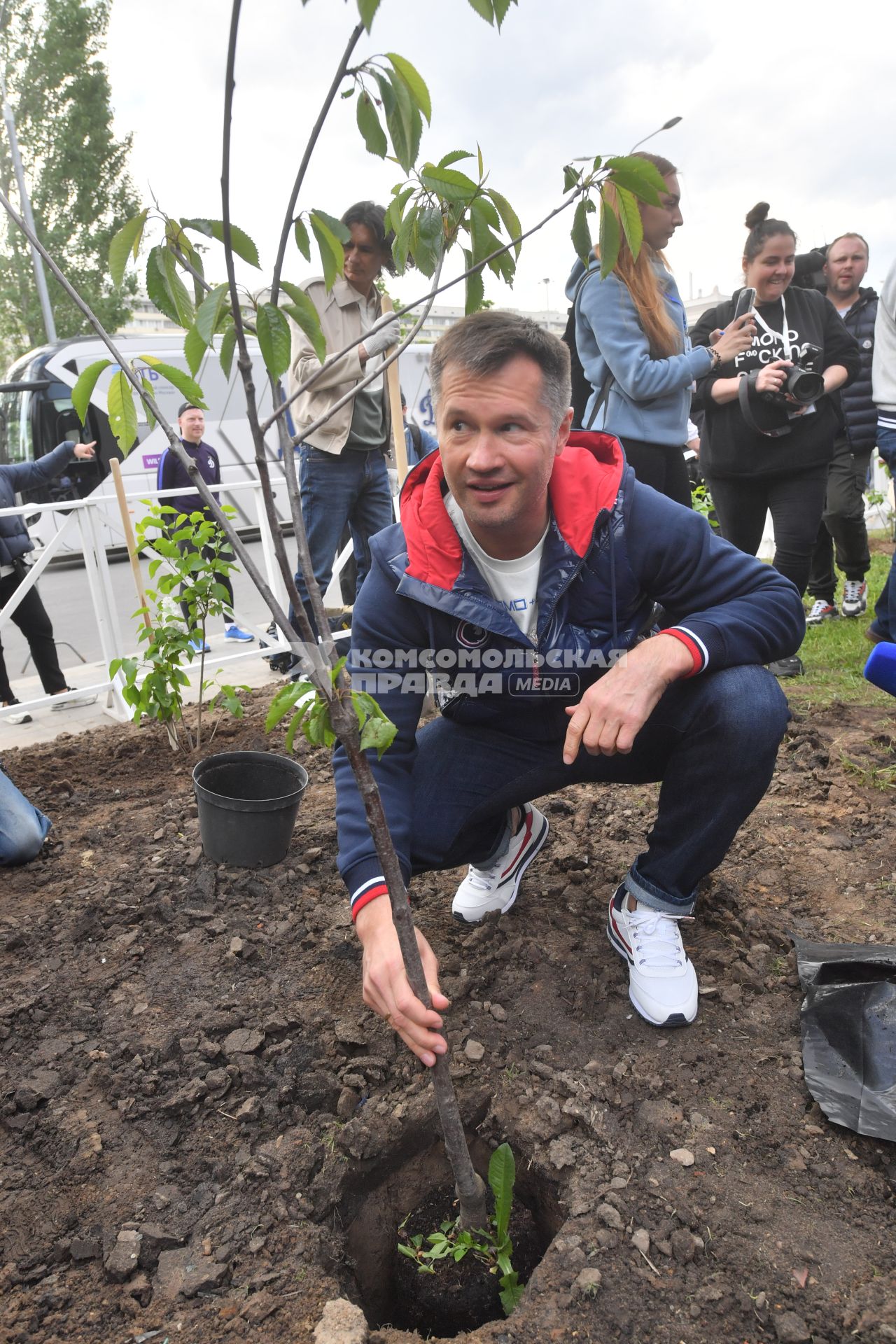 Москва.  Вице-президент Федерации спортивной гимнастики России Алексей Немов во время посадки черешневых деревьев в рамках фестиваля искусств `Черешневый лес` в парке `Динамо` у ВТБ Арены.