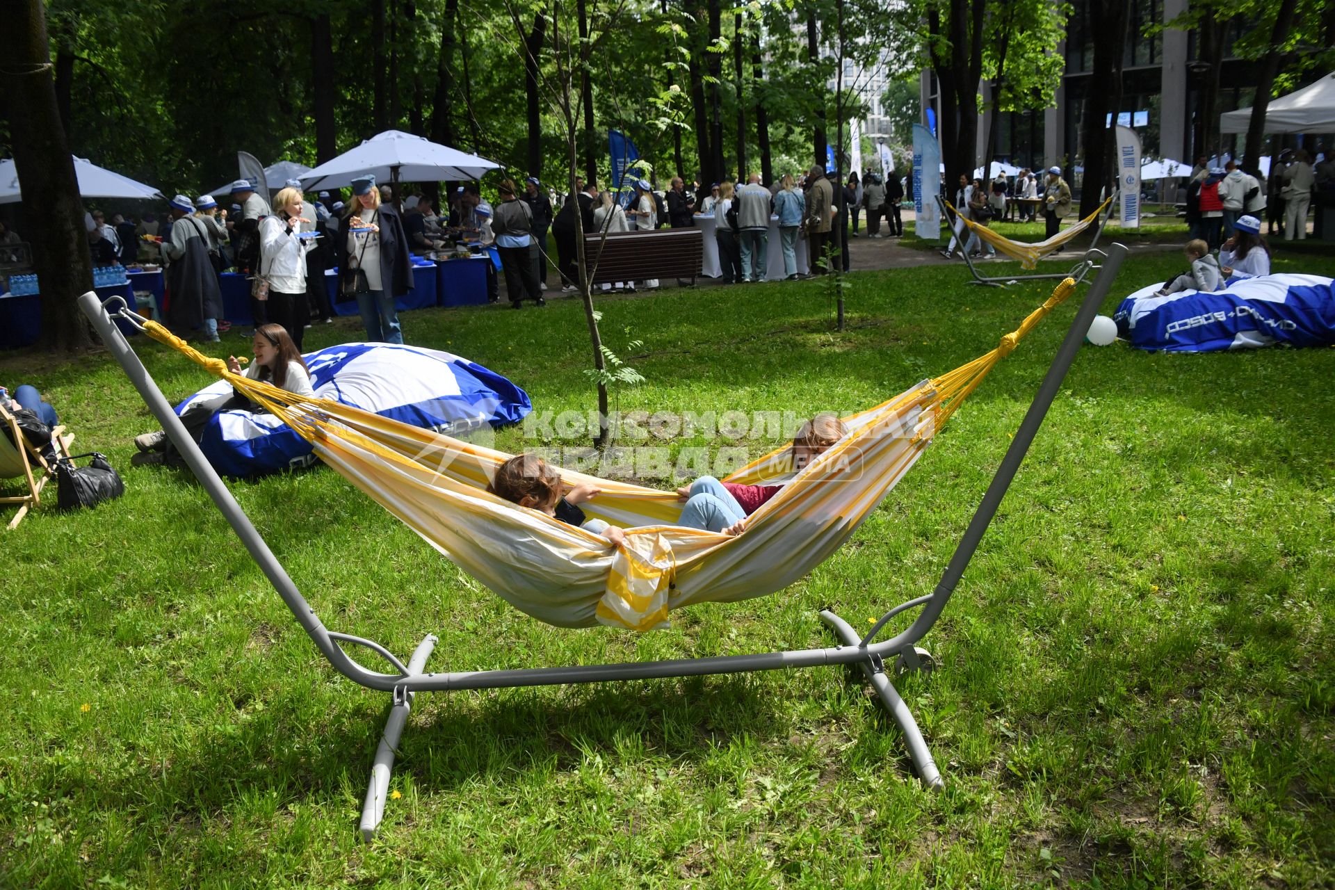 Москва.  Во время посадки черешневых деревьев в рамках фестиваля искусств `Черешневый лес` в парке `Динамо` у ВТБ Арены.