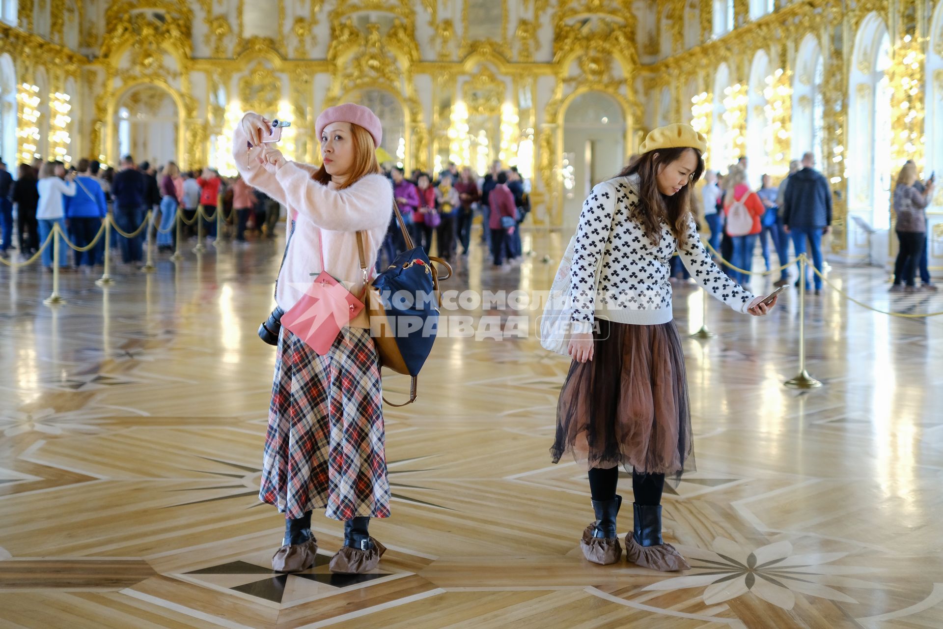 Санкт-Петербург.  Туристы из Китая фотографируются в  музее.