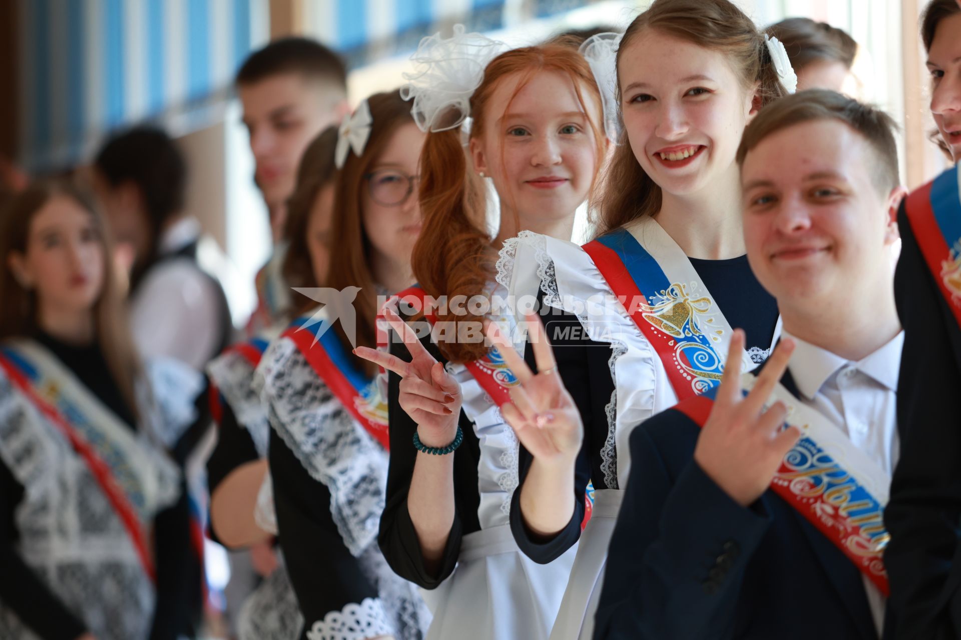 Красноярск. Выпускницы во время празднования Последнего звонка.