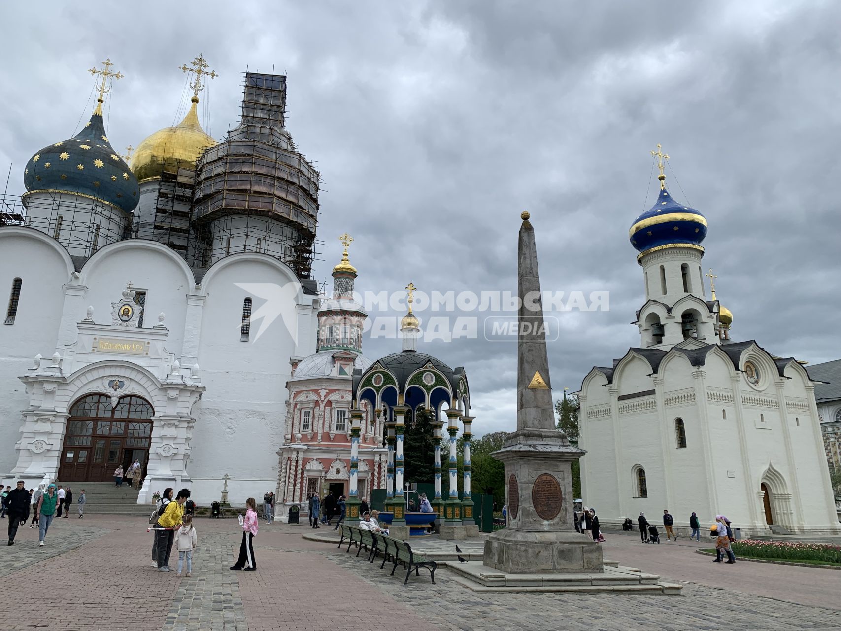 Московская область, Сергиев Посад. Успенский собор (слева) и церковь в честь Сошествия Святого Духа (справа) на территории Свято-Троицкой Сергиевой лавры.