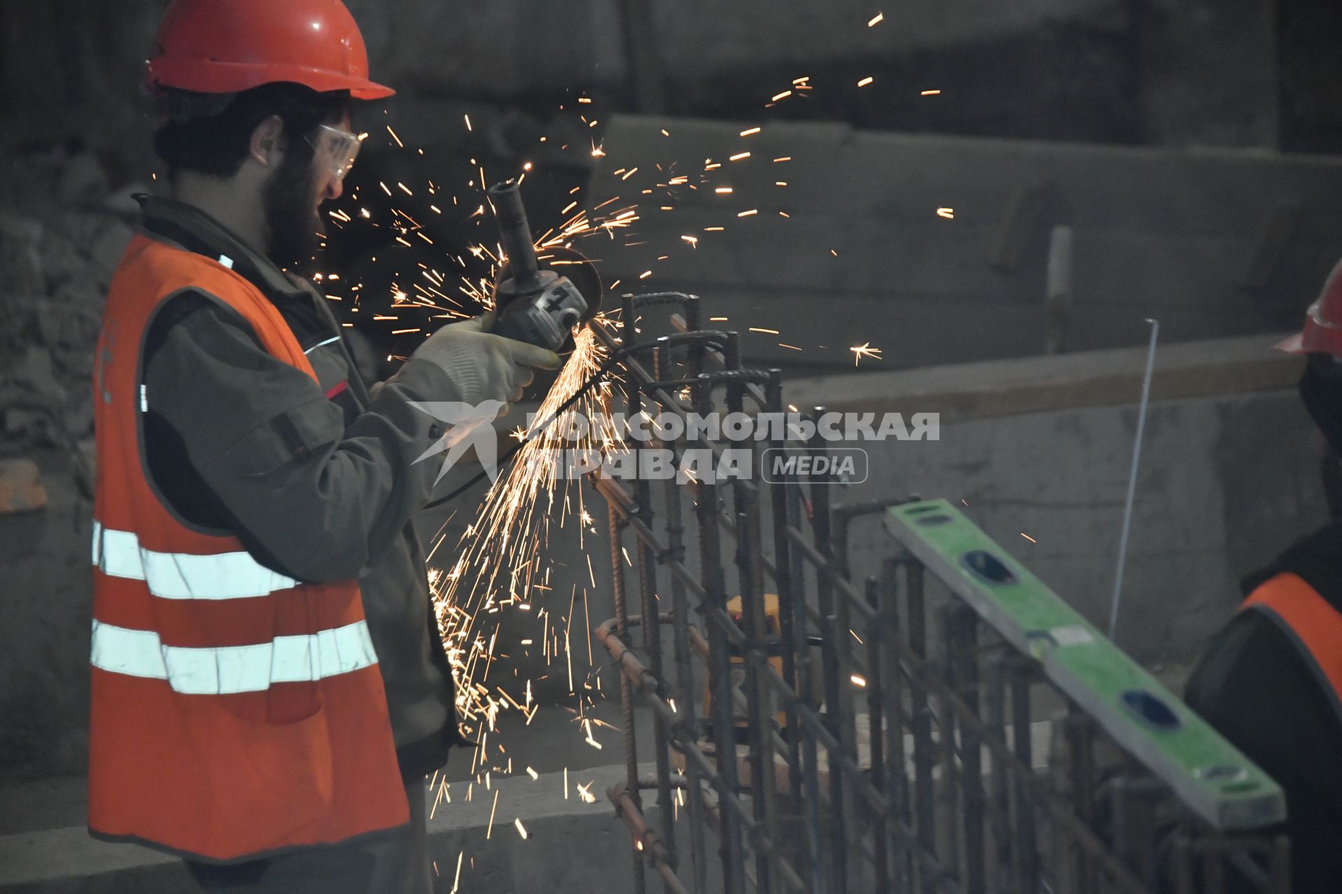 Москва.  Рабочие во время реставрации Центра театра и кино на Поварской улице.