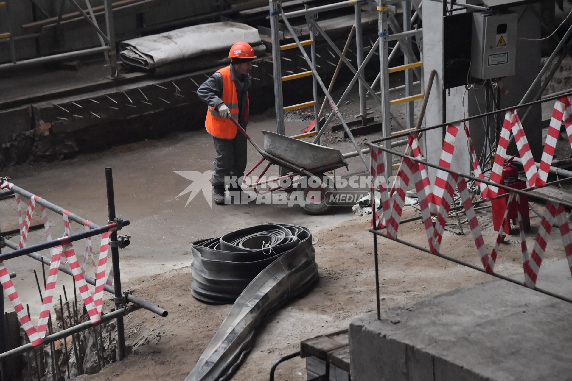 Москва.  Рабочие во время реставрации Центра театра и кино на Поварской улице.